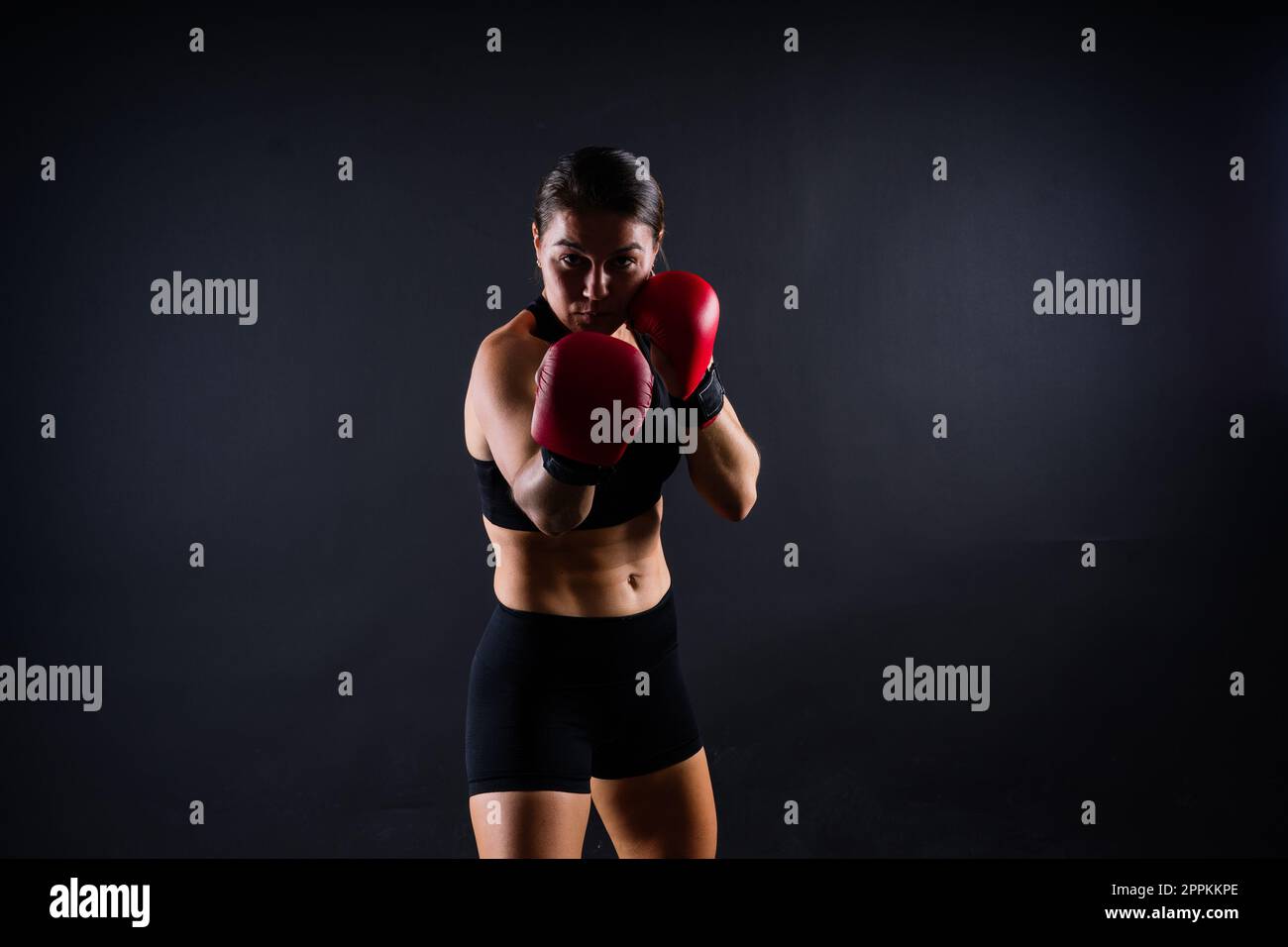 Frau macht High-Kick, Tae-bo. Sportliche Passform für Damen mit perfektem Körperkick und Schlägen mit den Beinen Stockfoto