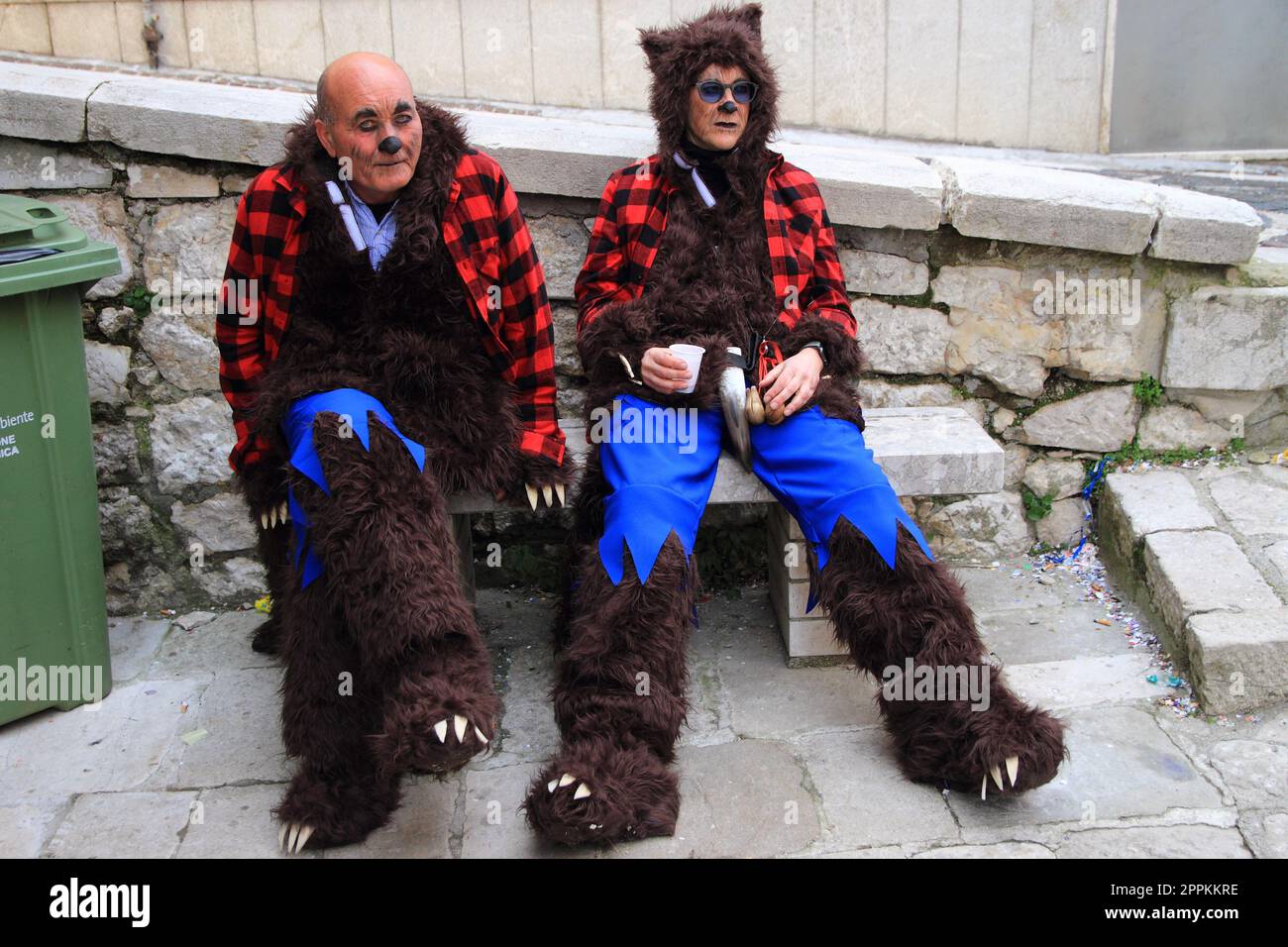 Zwei Männer, die Karnevalskleidung tragen, mit Katzen- und Fuchsfiguren Stockfoto