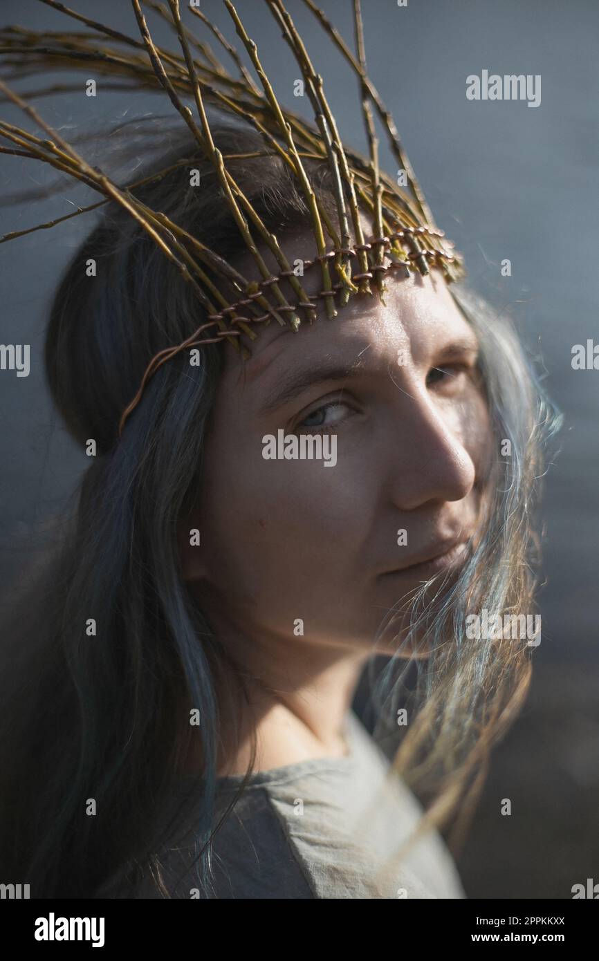 Nahaufnahme einer frau im keltischen Stil, die in einem hellen Sonnenlicht-Porträtbild schielt Stockfoto