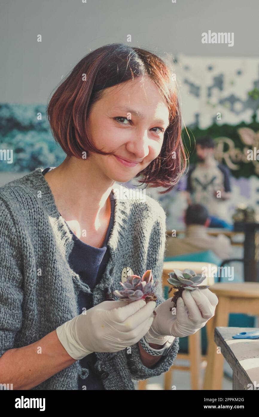 Nahaufnahme lächelnde Frau mit saftigen Pflanzen Porträtbild Stockfoto