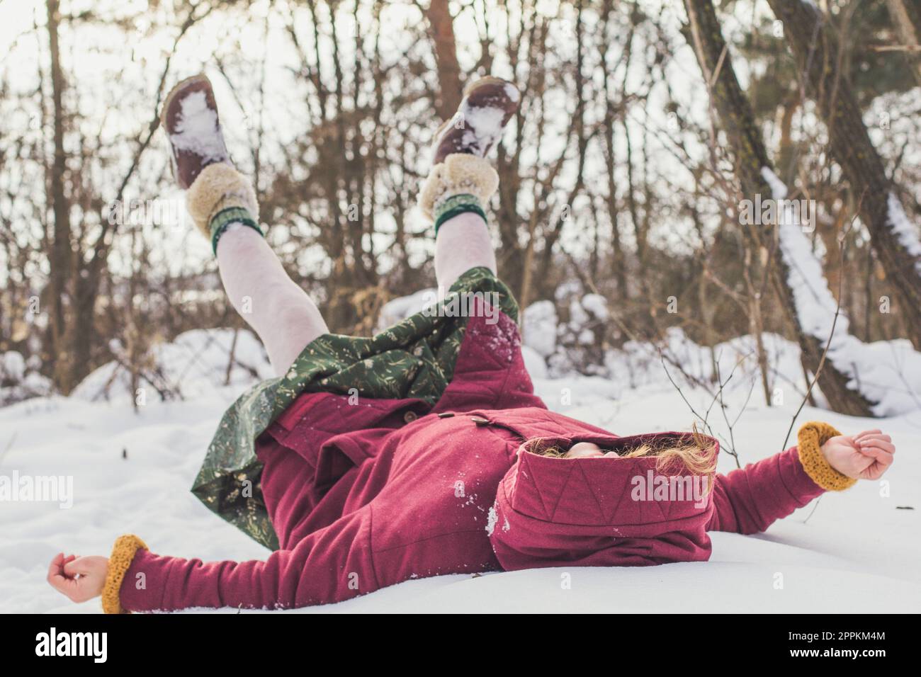 Genießen Sie Zeit und liegen Sie auf Schnee in malerischen Waldfotografien Stockfoto