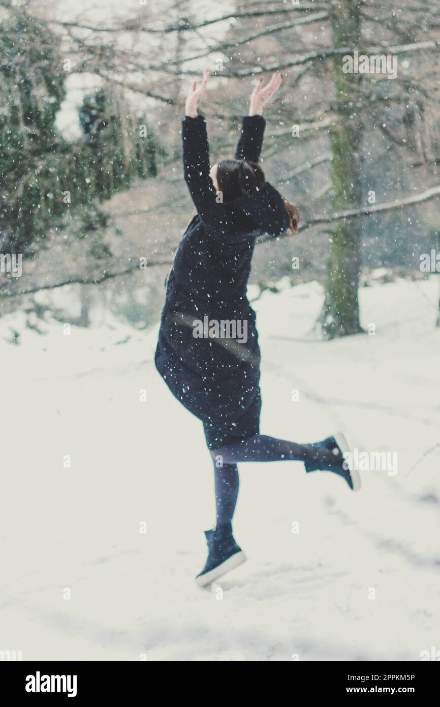 Springen Sie in die Aufregung der ersten malerischen Schneefallfotografie Stockfoto