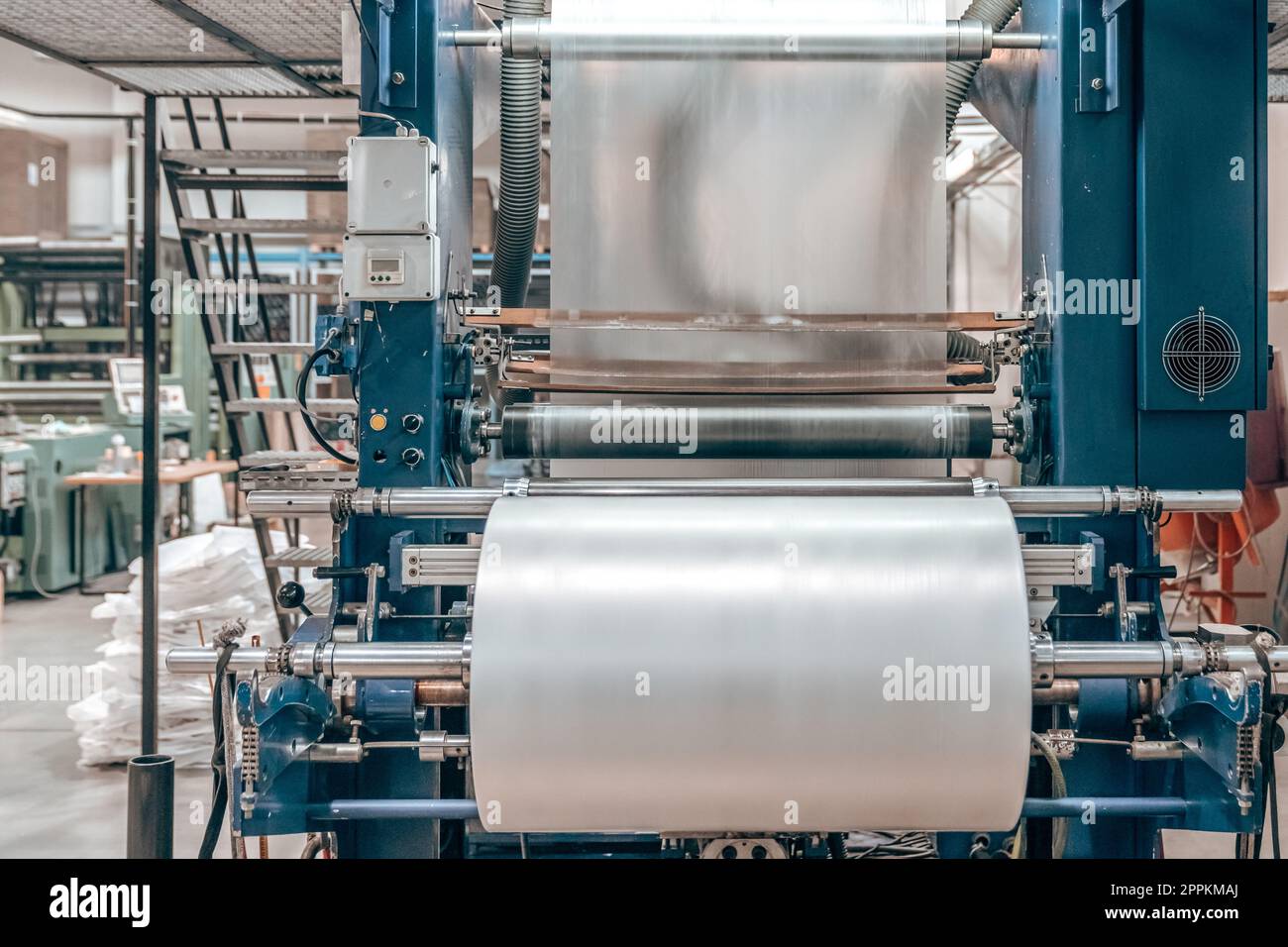 Kunststoffrolle auf einer Maschine für die Herstellung von Kunststoffsäcken Stockfoto