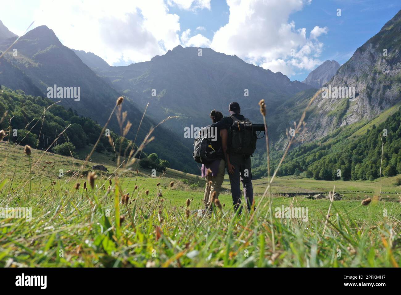 Bergsteigerpaar bereit zum Wandern Stockfoto