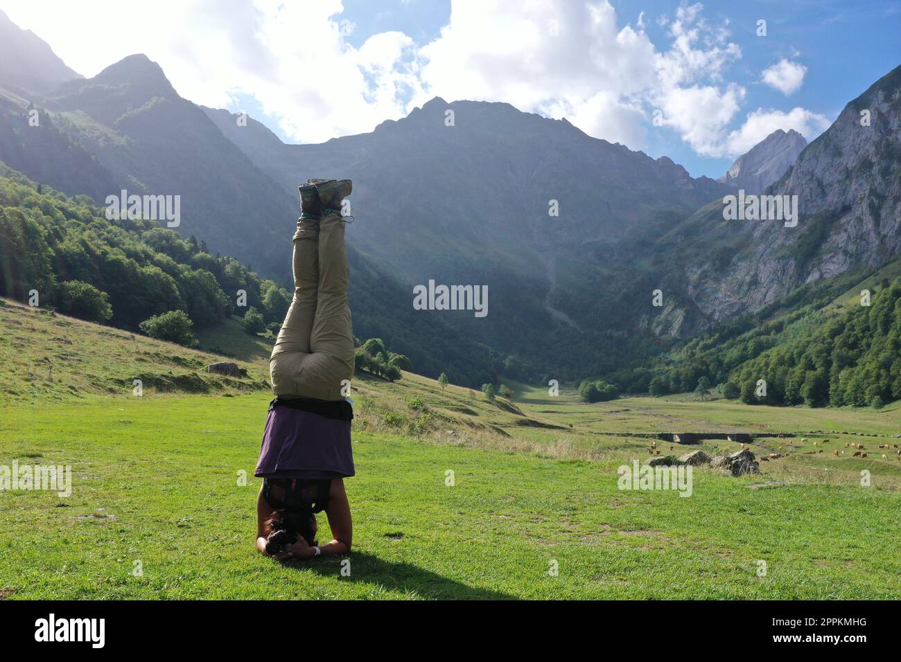 Unterstützte Kopfständer-Yoga-Pose in den Bergen Stockfoto