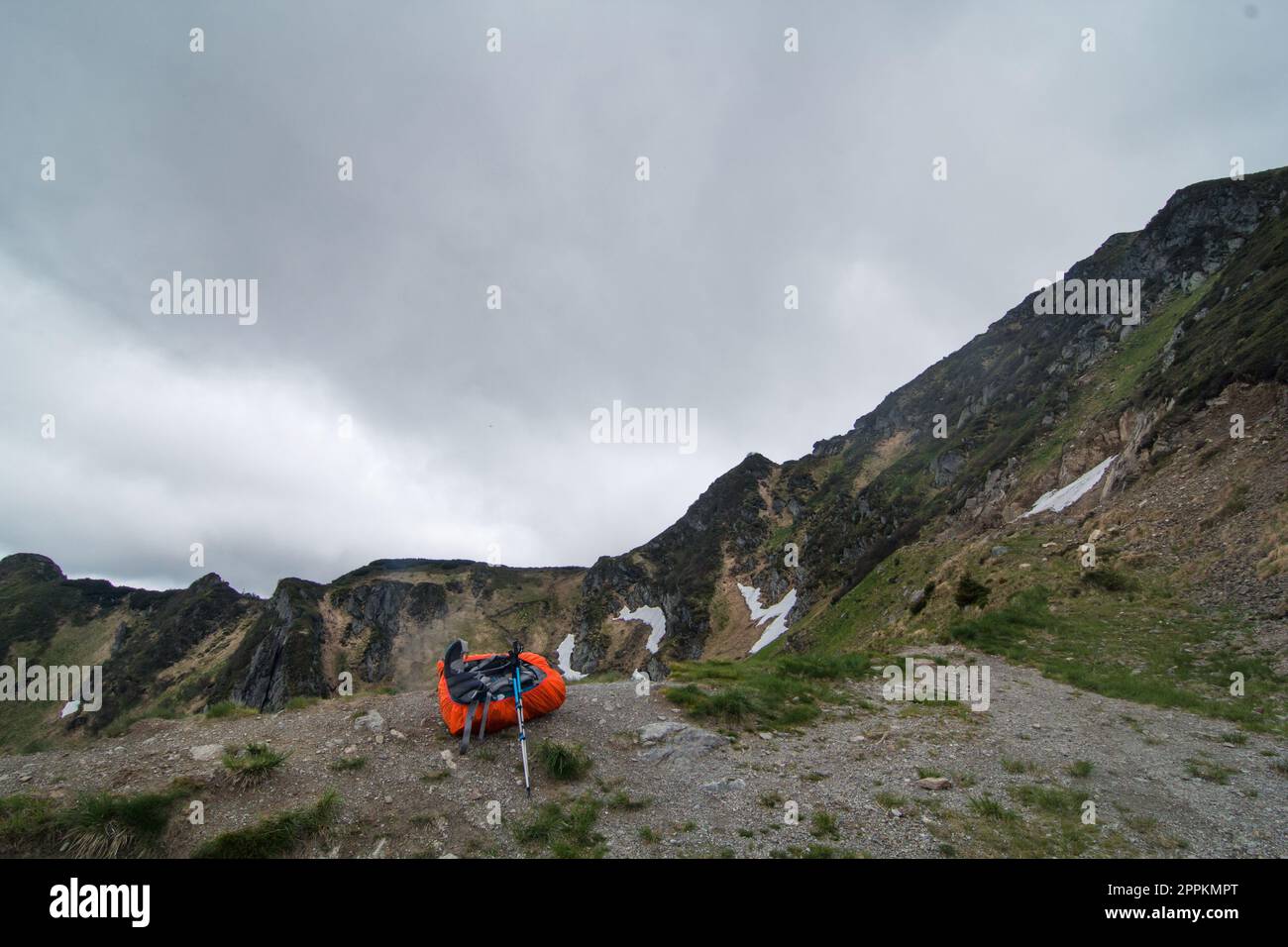 Campingausrüstung am Rand der Berglandschaft Foto Stockfoto