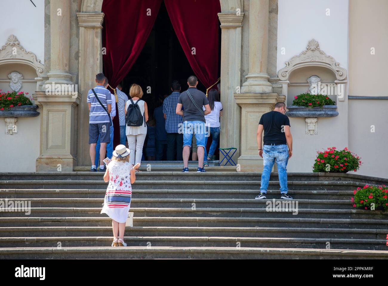 Während der heiligen Messe beten die Menschen auf den Stufen der Kirche, Kalwaria Zebrzydowska, Polen. Stockfoto