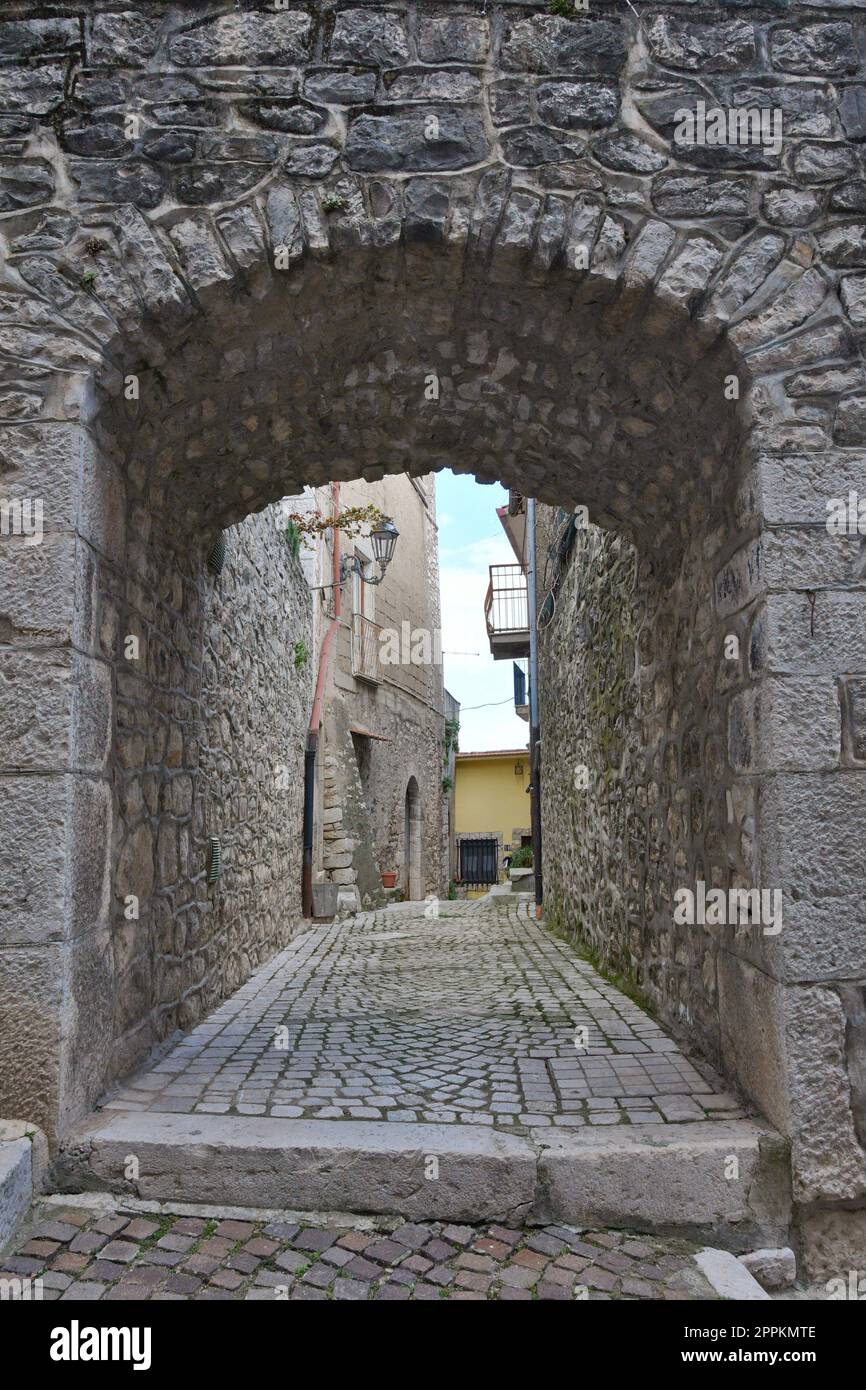 Eine enge Straße inmitten der alten Häuser von San Lupo, einer kleinen Stadt der Provinz Benevento, Italien. Stockfoto