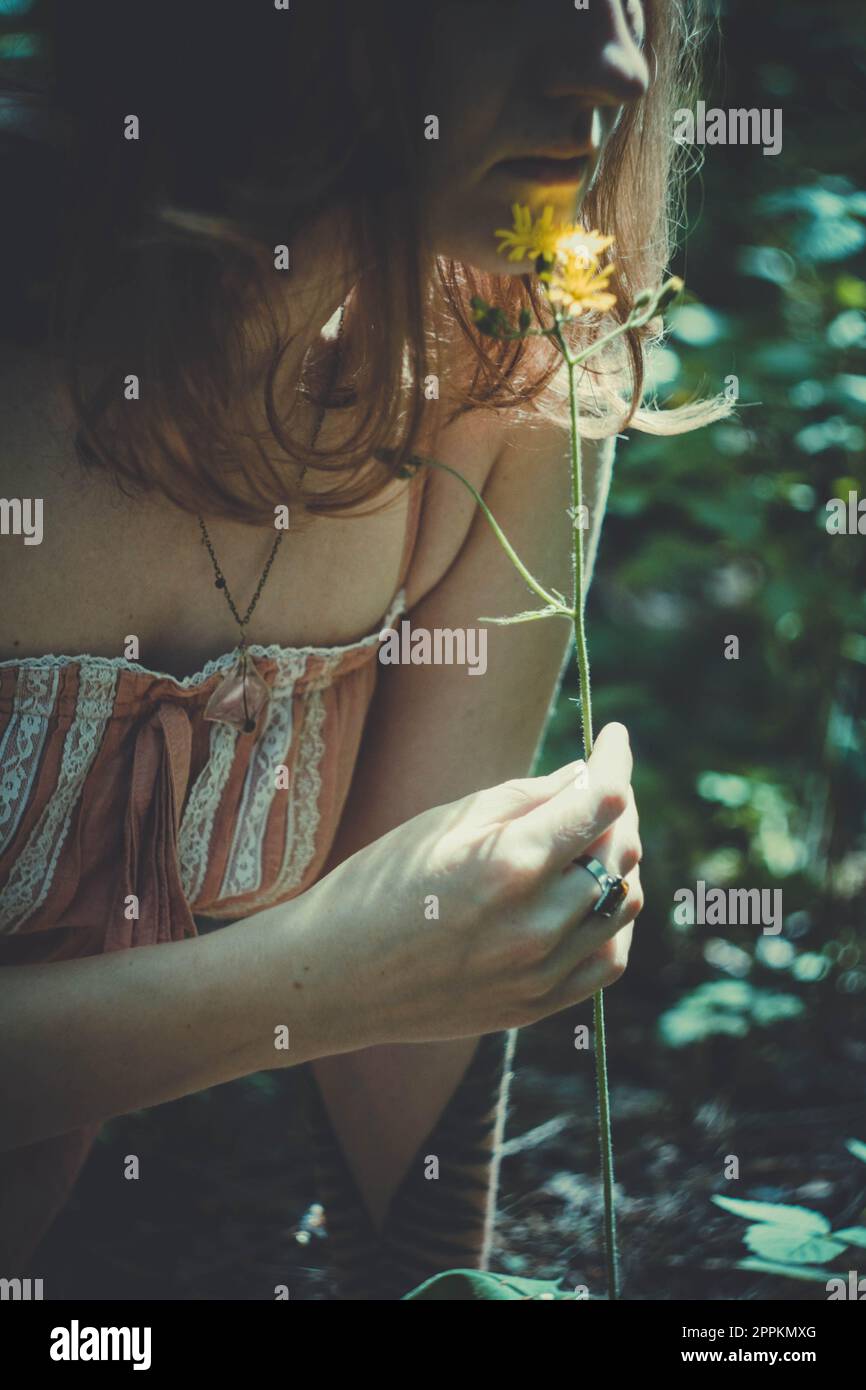 Nahaufnahme Frau mit Blumenmotiv Stockfoto