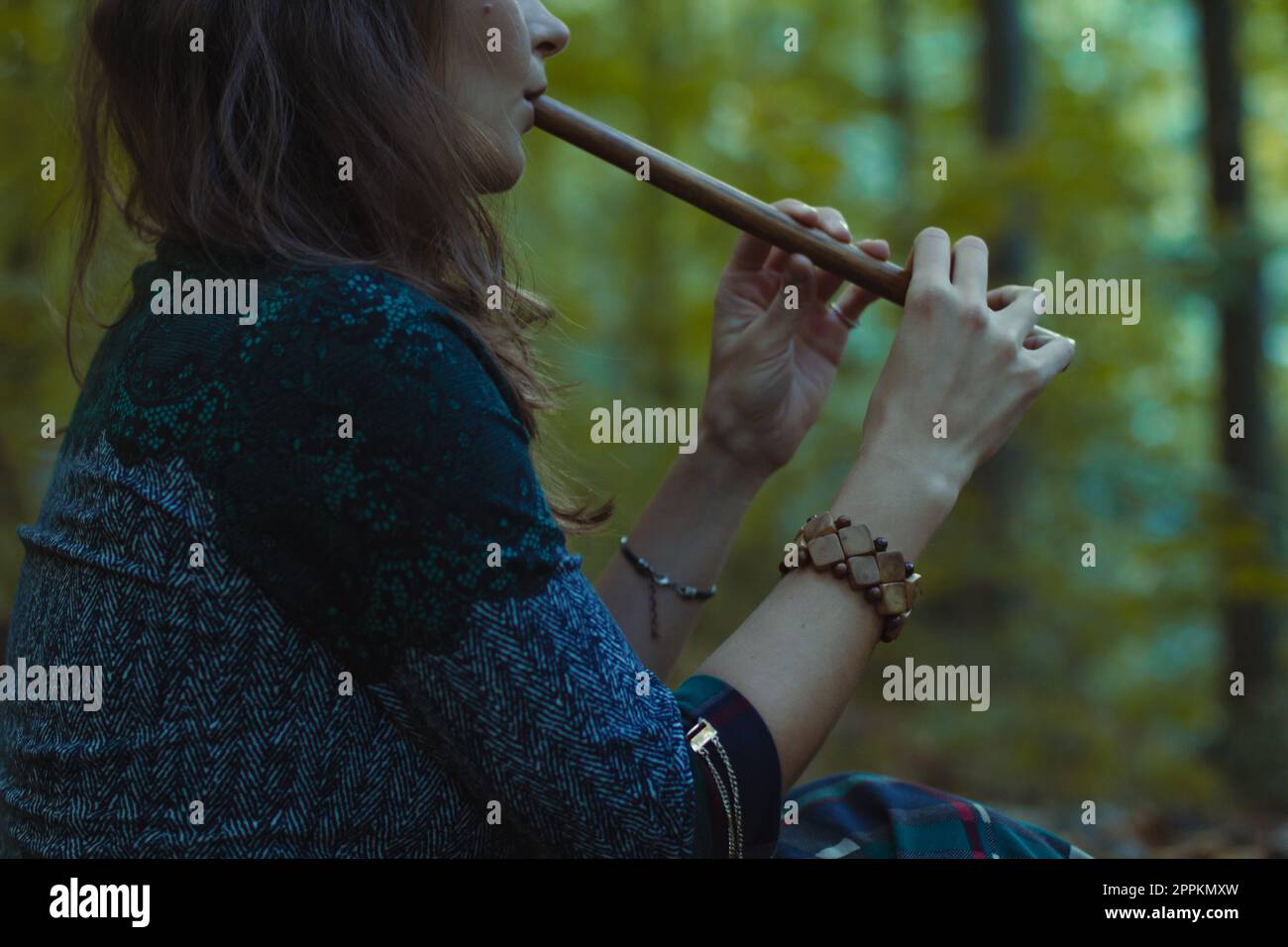 Nahaufnahme-Frau spielt Musical-Pipe-Konzeptfoto Stockfoto