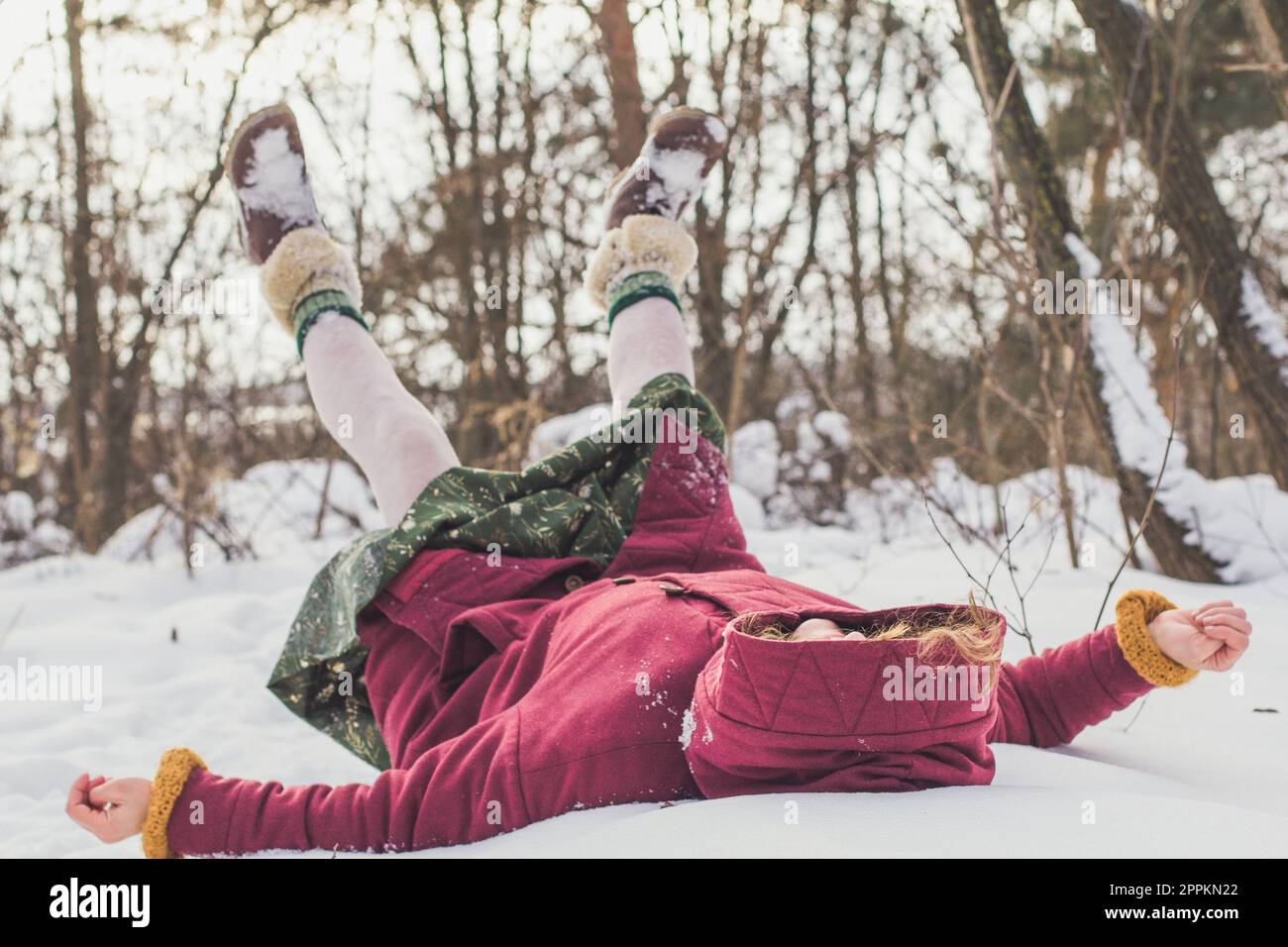 Eine Frau, die in einer Schneeballfotografie liegt Stockfoto