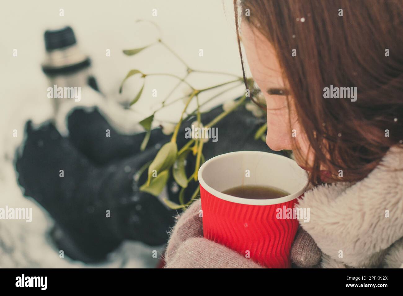 Nahaufnahme Dame trinkt heißen Tee Konzeptfoto Stockfoto