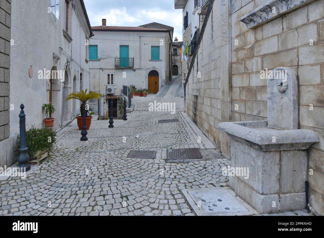 Eine enge Straße inmitten der alten Häuser von San Lupo, einer kleinen Stadt der Provinz Benevento, Italien. Stockfoto