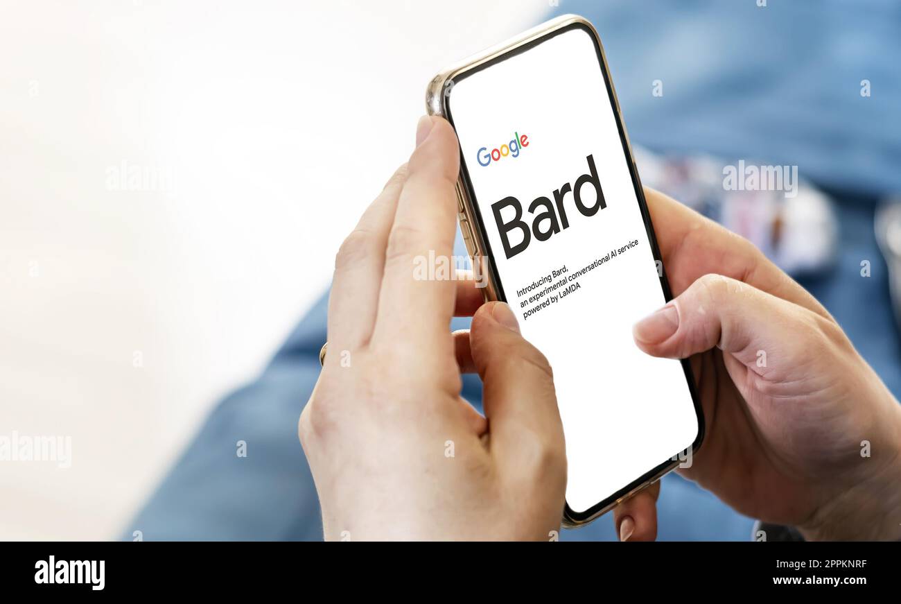 Weibliche Hände halten ein Telefon mit der Google-Bard-Website auf dem Bildschirm Stockfoto