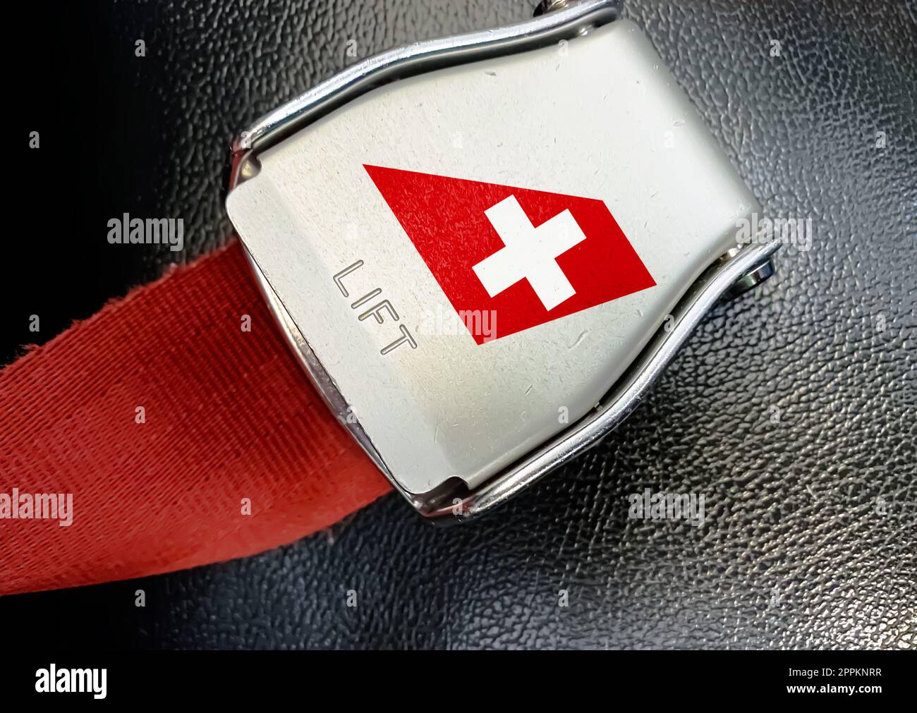 Detail des Gurtschlosses des Sicherheitsgurts mit dem Logo Swiss Air auf einem leeren Sitz Stockfoto