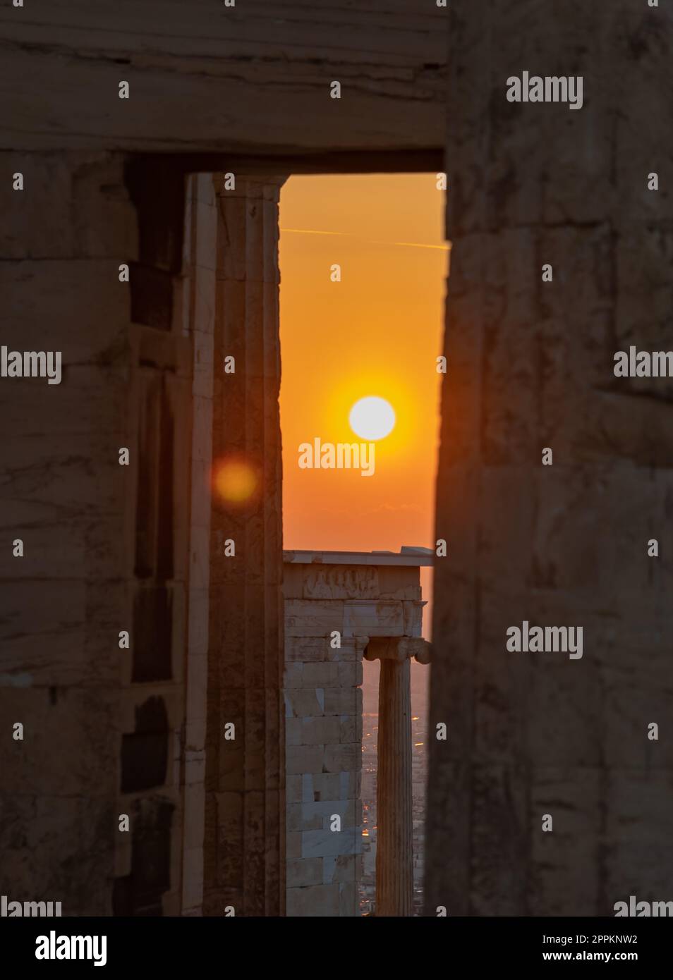 Akropolis von Athen - Propyläen bei Sonnenuntergang Stockfoto