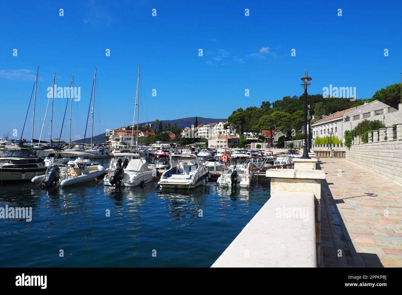 Meljine, Herceg Novi, Montenegro, August 13 2022 Boote, Yachten und Schiffe stehen vor Anker. Festgemachte Schiffe auf dem Parkplatz. Adriatisches Meer Mittelmeer. Reiseunternehmen. Seereisen und Sport. Sommerzeit Stockfoto