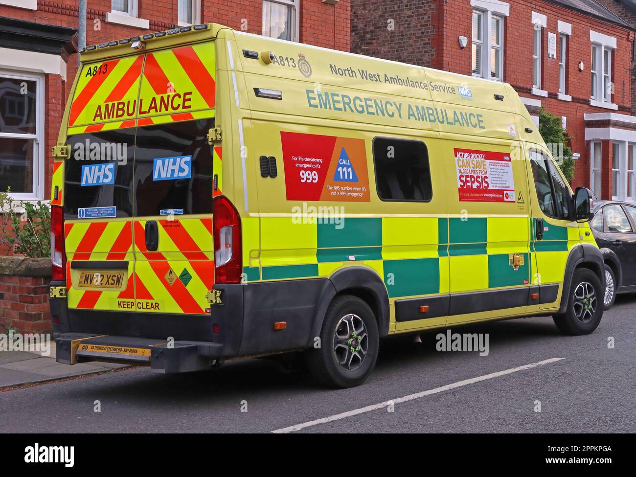 North West Krankenwagen Service, NHS Notfall Krankenwagen auf Abruf, in Stockton Heath, Warrington, Cheshire, England, UK, WA4 Stockfoto