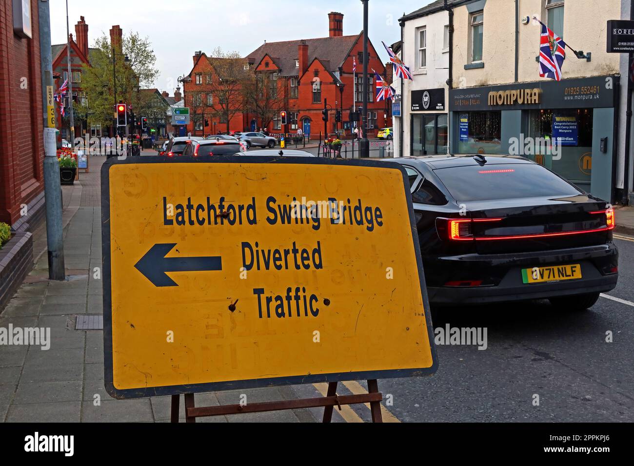 Latchford Swing Bridge geschlossen - umgeleitetes Verkehrsschild, A50, Verkehrschaos und Verspätungen, Stockton Heath, Warrington, Cheshire, England, UK, WA4 6SG Stockfoto