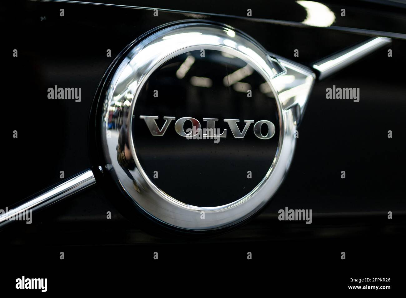 Polen. 18. April 2023. In dieser Abbildung ist ein Volvo-Logo auf einem Elektroauto zu sehen. Das Europäische Parlament hat eine Vereinbarung über die Änderung der Abgasemissionsnormen für neue Personenkraftwagen und Lieferwagen angenommen - es geht um eine Verringerung der CO2-Emissionen von Neuwagen um 100 % bis 2035. Gleichzeitig wurde über ein Zwischenziel abgestimmt - die Kohlendioxidemissionen bis 2030 um 55 % zu reduzieren (Foto von Mateusz Slodkowski/SOPA Images/Sipa USA). Kredit: SIPA USA/Alamy Live News Stockfoto