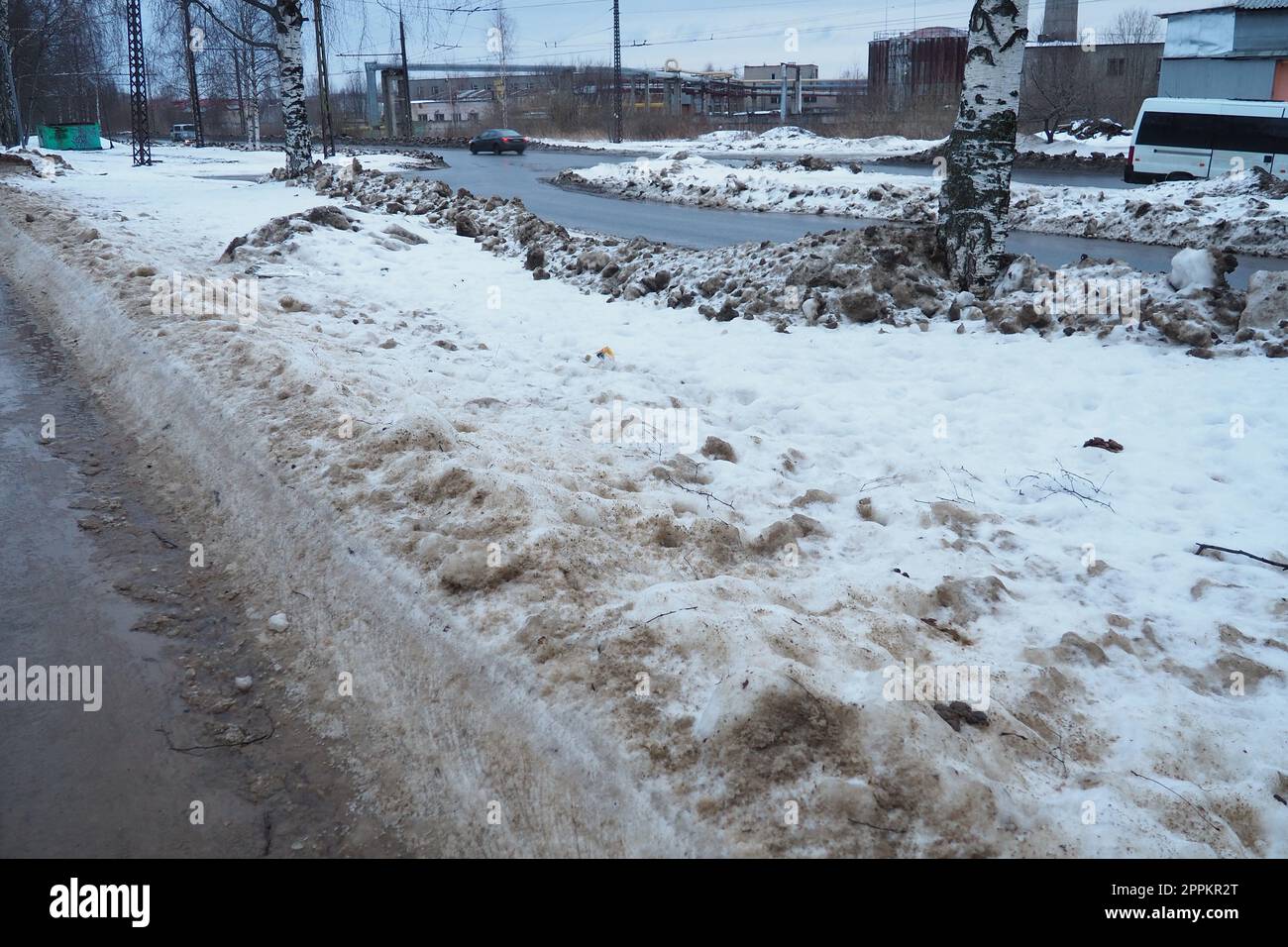 Petrozavodsk, Russland, 01,15. 2023 Schnee, Eis, Matsch und Winterschlamm auf dem Bürgersteig. Die Lufttemperatur beträgt etwa 0 °C. Schwierige Fahrbedingungen. Infrastruktur, Straßendienste. Straßenbelag mit nassem Schnee Stockfoto