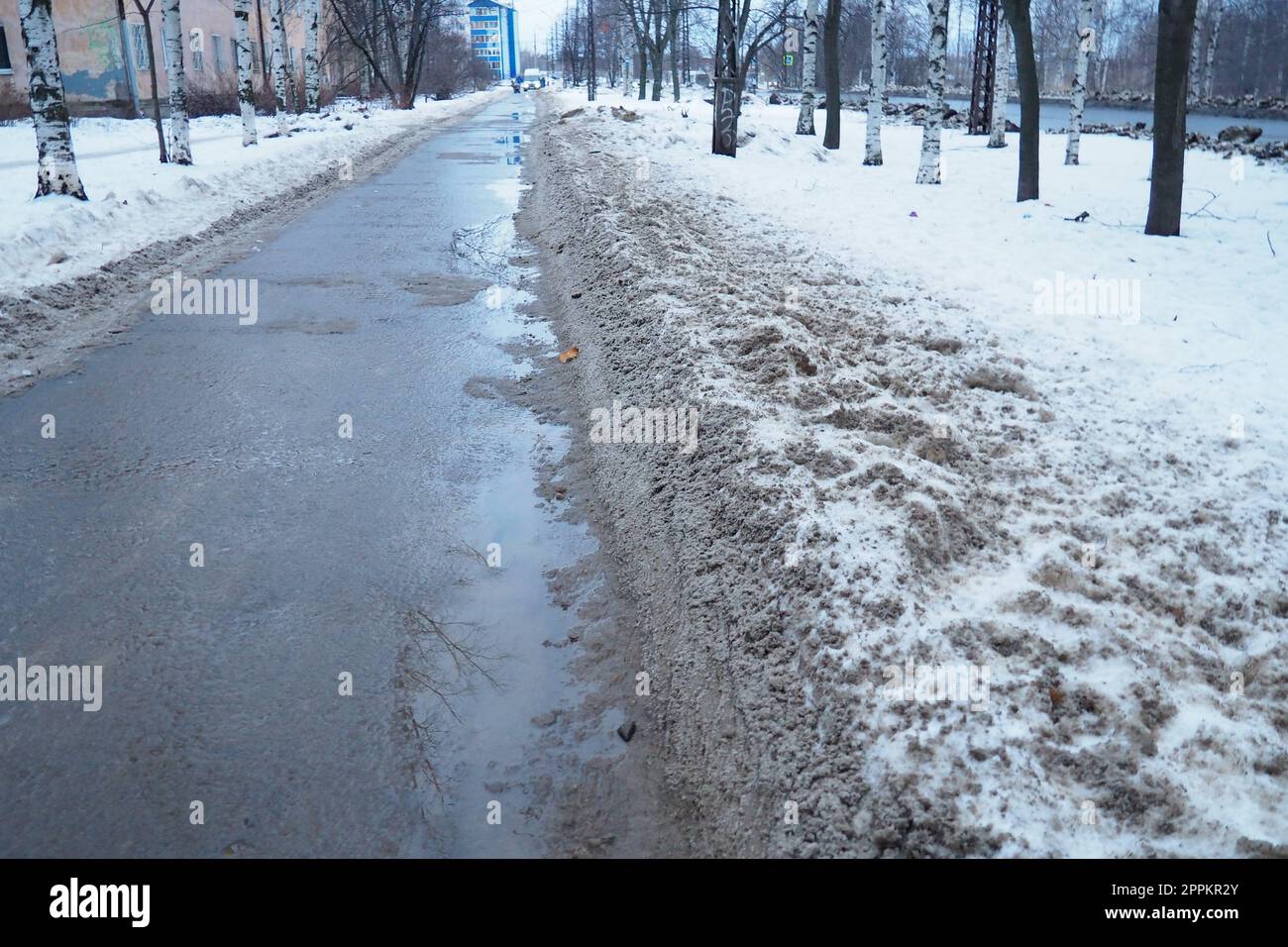 Petrozavodsk, Russland, 01,15. 2023 Schnee, Eis, Matsch und Winterschlamm auf dem Bürgersteig. Die Lufttemperatur beträgt etwa 0 °C. Schwierige Fahrbedingungen. Infrastruktur, Straßendienste. Straßenbelag mit nassem Schnee Stockfoto
