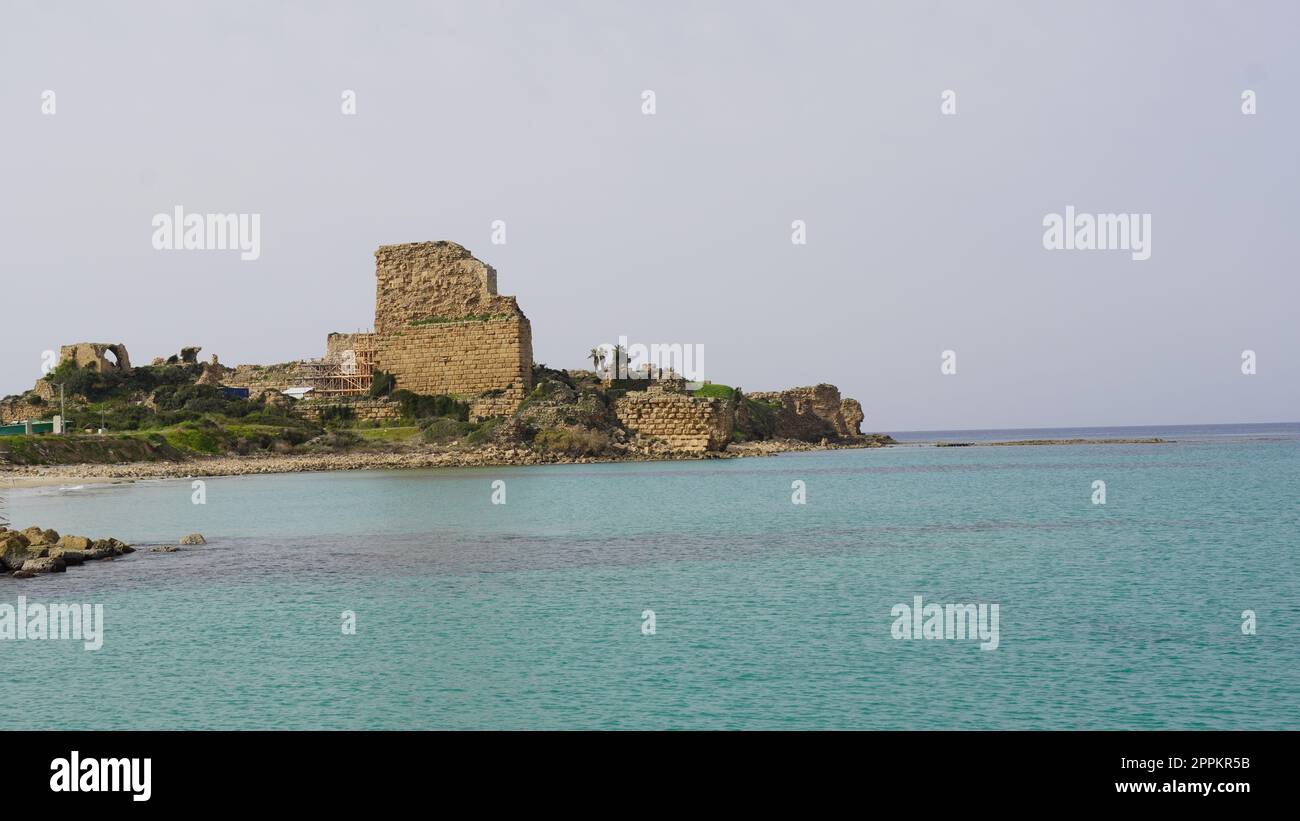 Blick auf den Strand von Atlit und die Ruinen der Festung Chateau Pelerin im Norden Israels Stockfoto