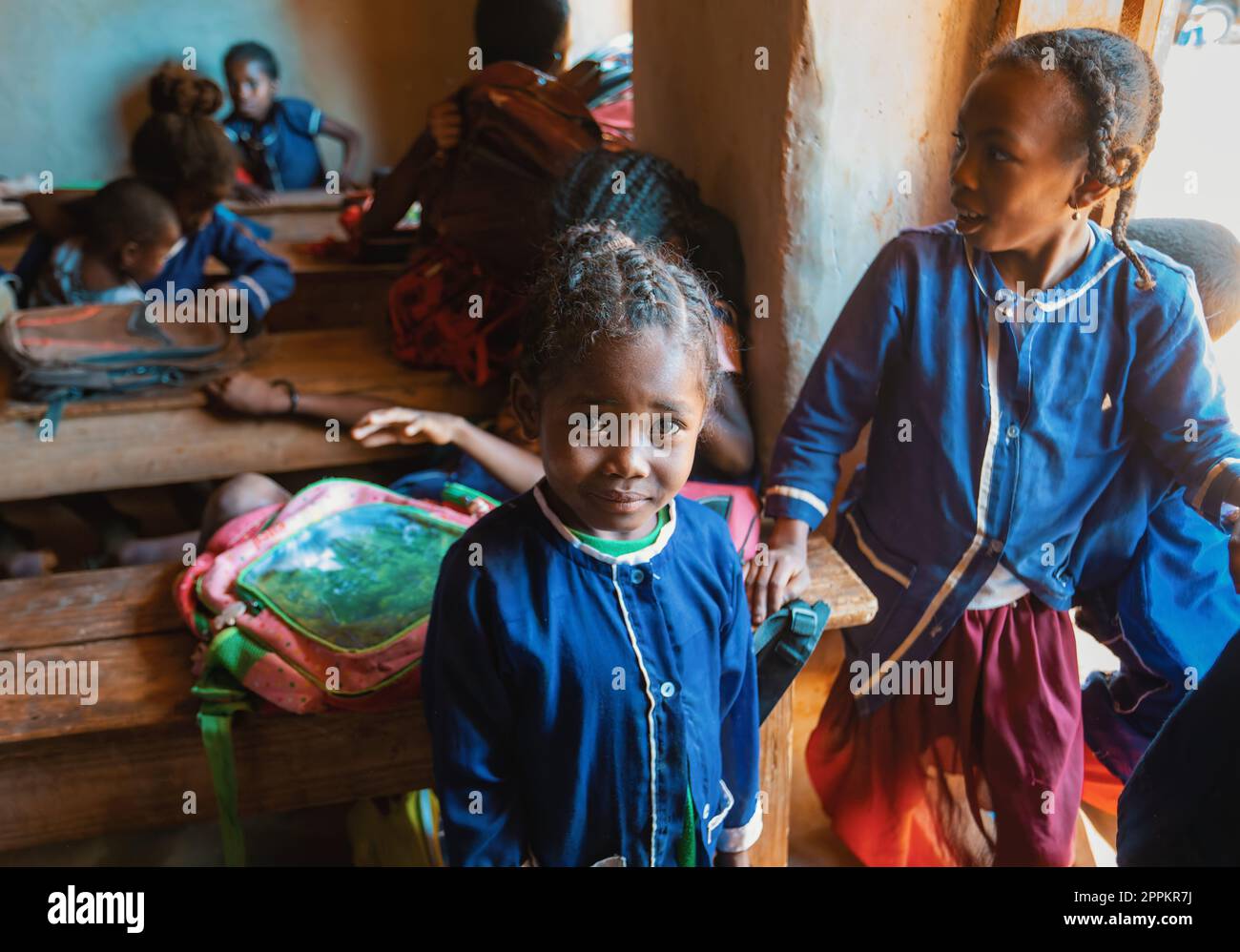 Fröhliche madagassische Schulkinder im Klassenzimmer. Der Schulbesuch ist obligatorisch, aber viele Kinder gehen nicht zur Schule. Stockfoto