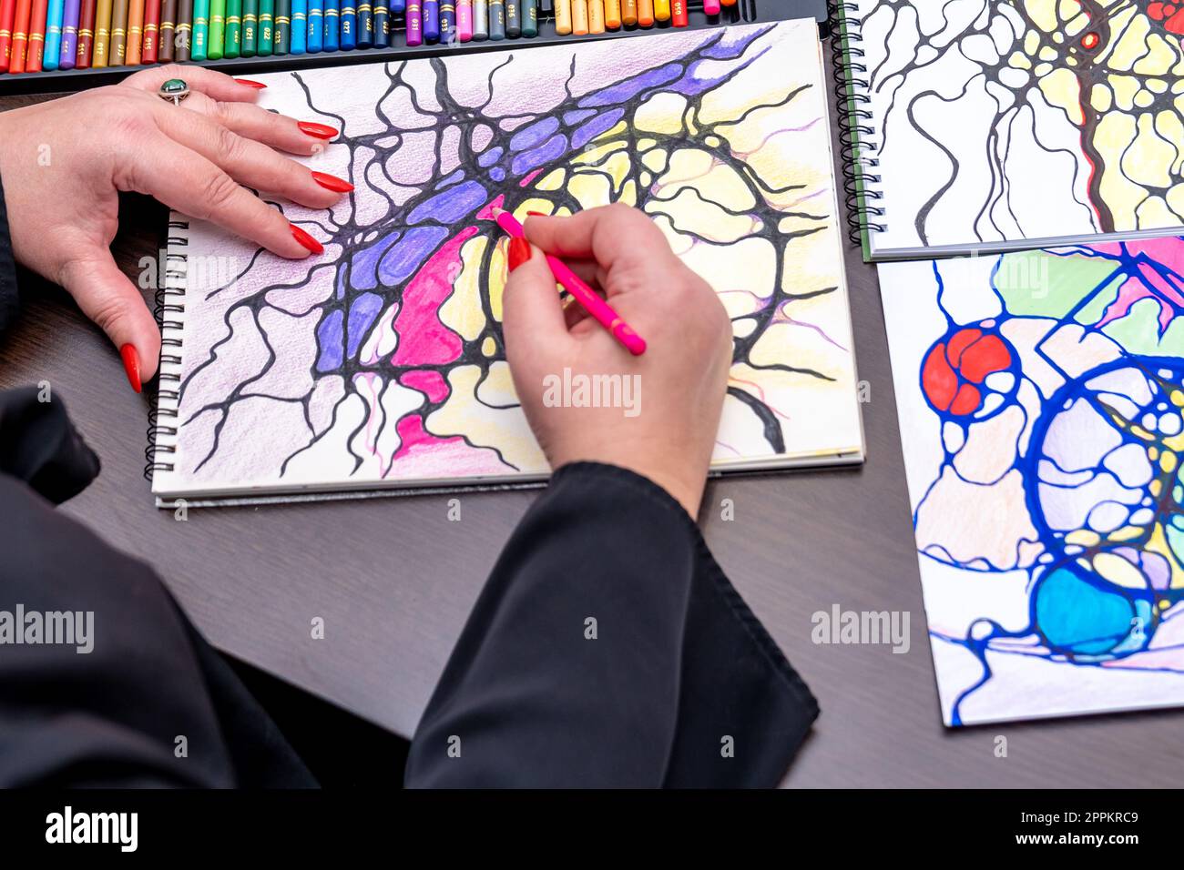 Zeichnen von Neurographien mit farbigen Bleistiften auf Papier Stockfoto
