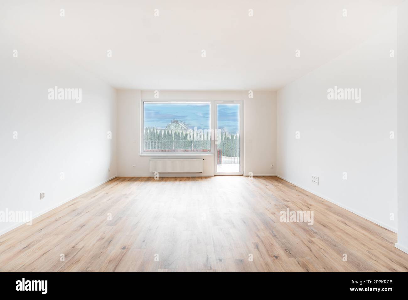 Neues leeres Zimmer mit Fenster im Wohnhaus Stockfoto