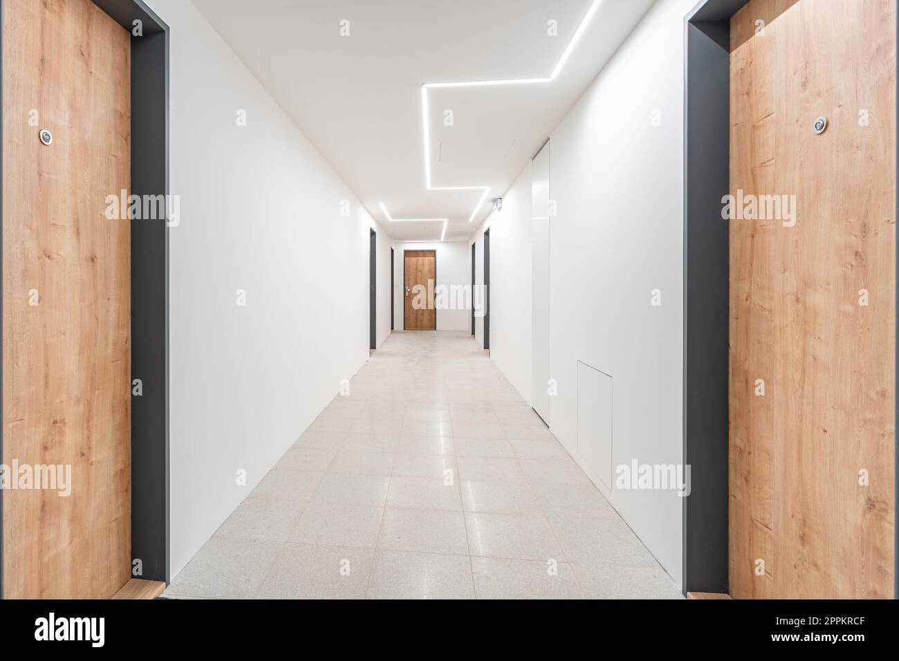Korridor mit Eingängen zum Apartment im Apartmentgebäude Stockfoto