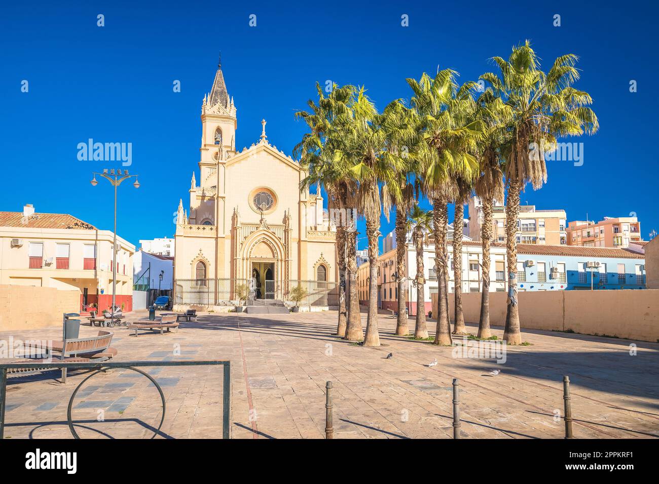 Malaga-Kirche und Platz mit Blick auf die farbenfrohe Architektur und die Straße Stockfoto