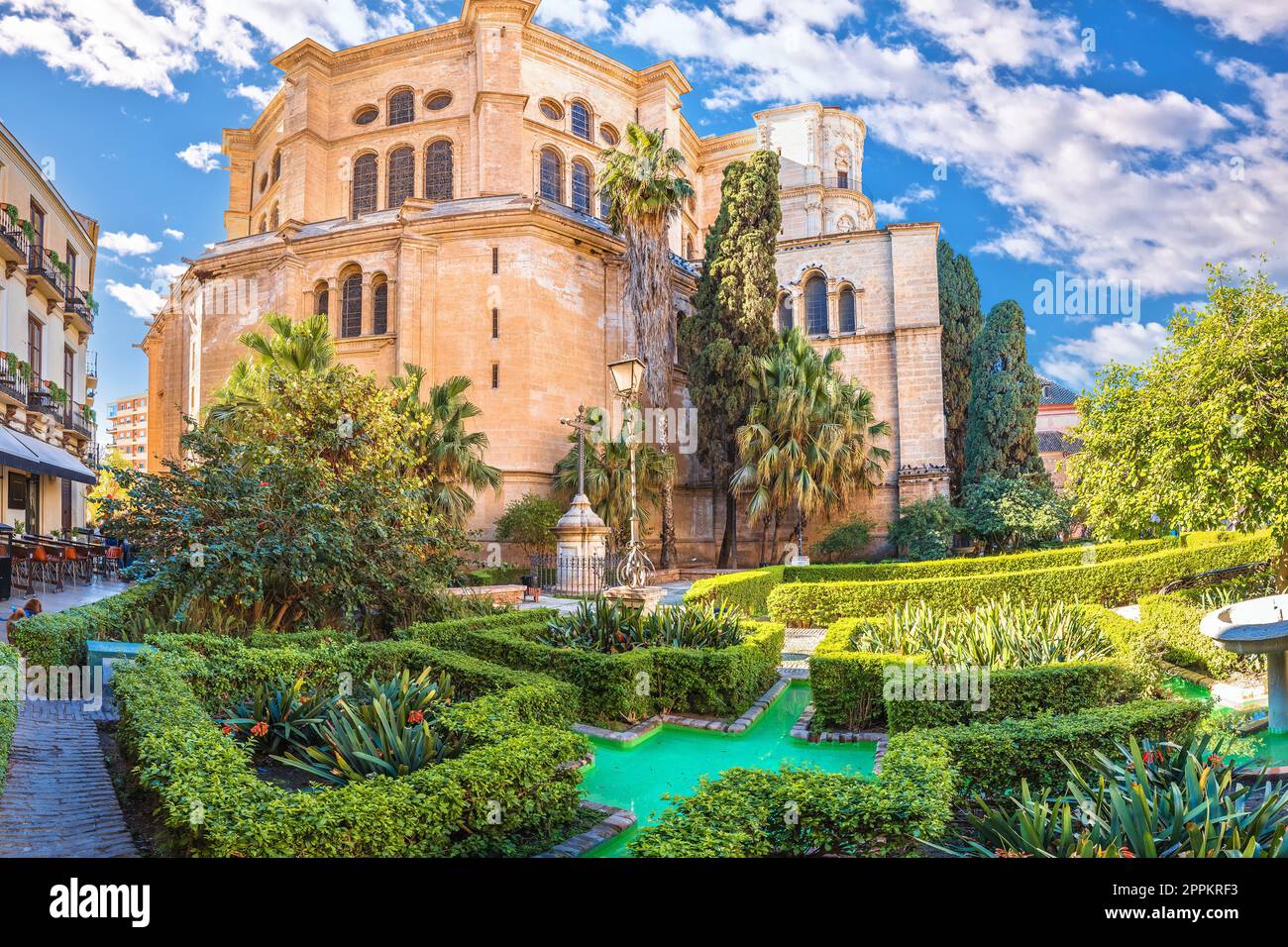 Malaga Kathedrale und grüner Park mit farbenfrohem Blick auf die Straße Stockfoto