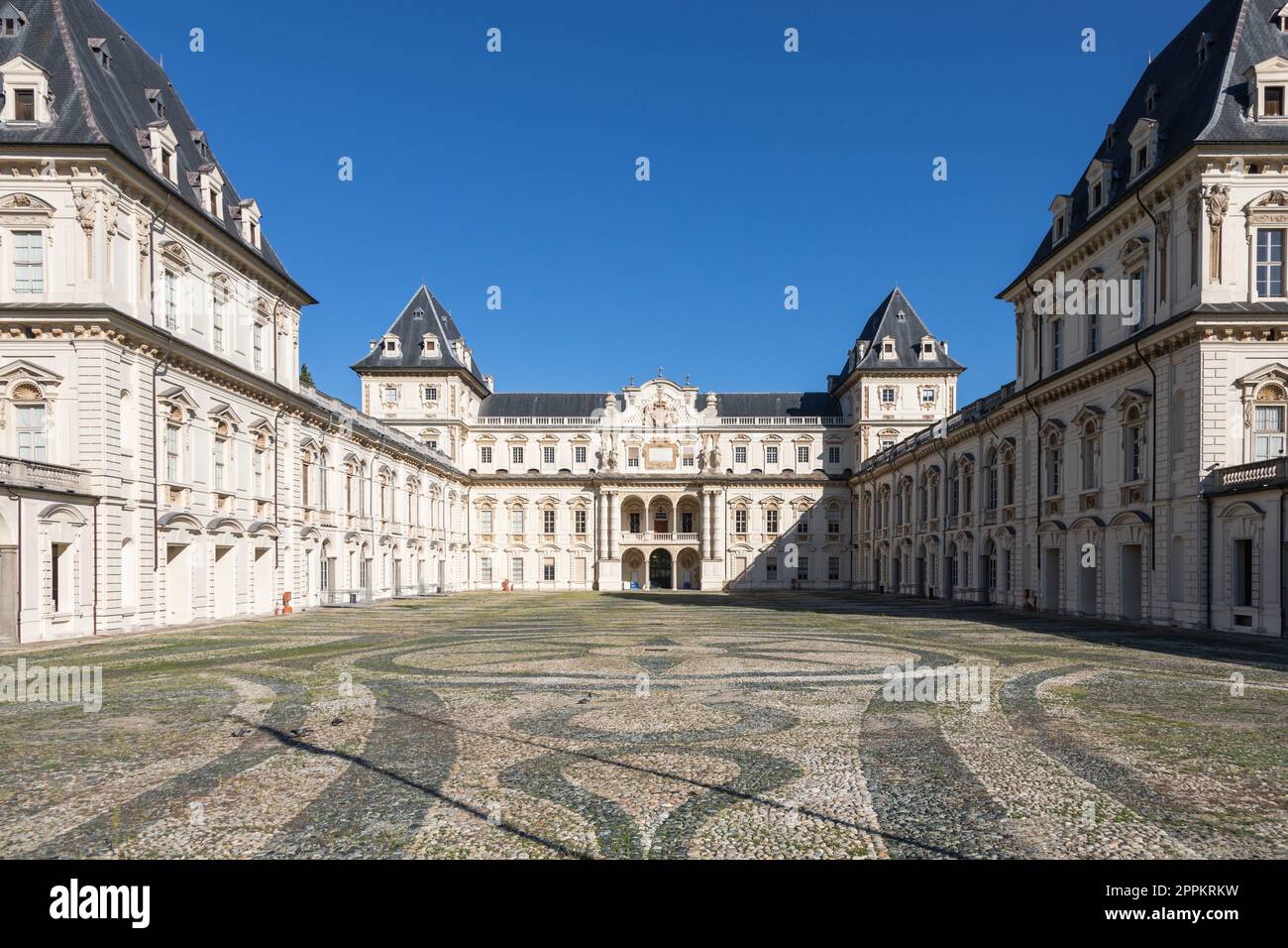 Turin, Italien - Burgfassade. Historisches Wahrzeichen mit blauem Himmel und Tageslicht Stockfoto