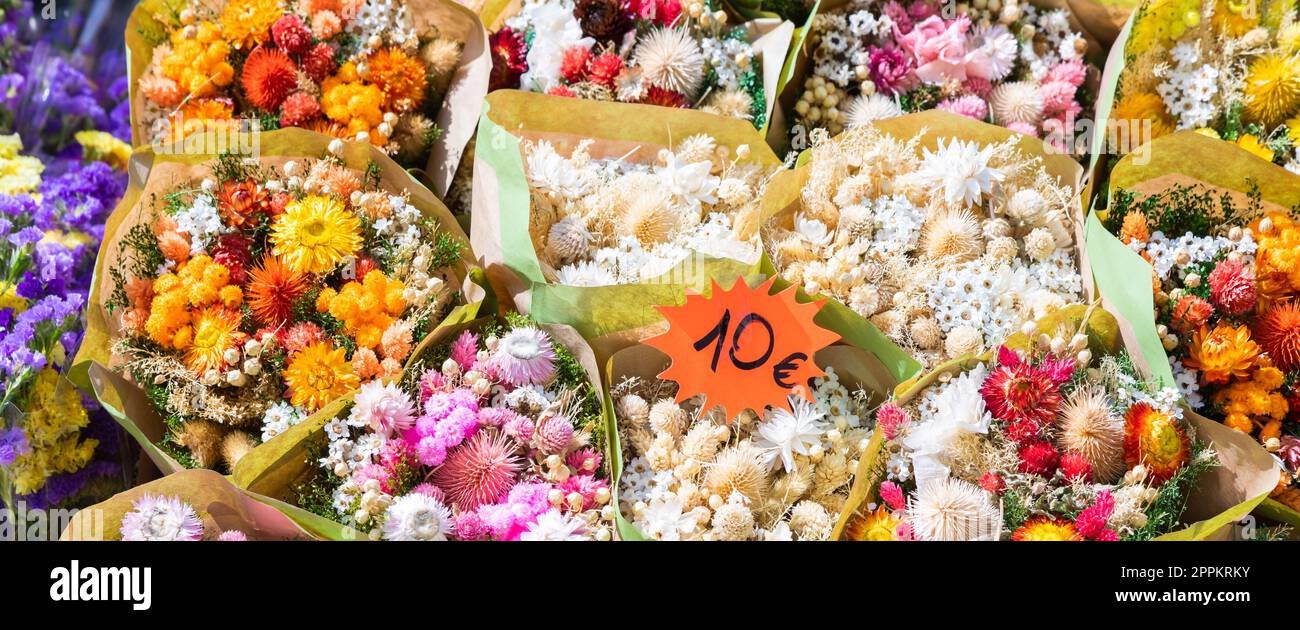 Vintage-Blumenmarkt auf der öffentlichen Straße - Retro-Cottagecore-Stil. Stockfoto