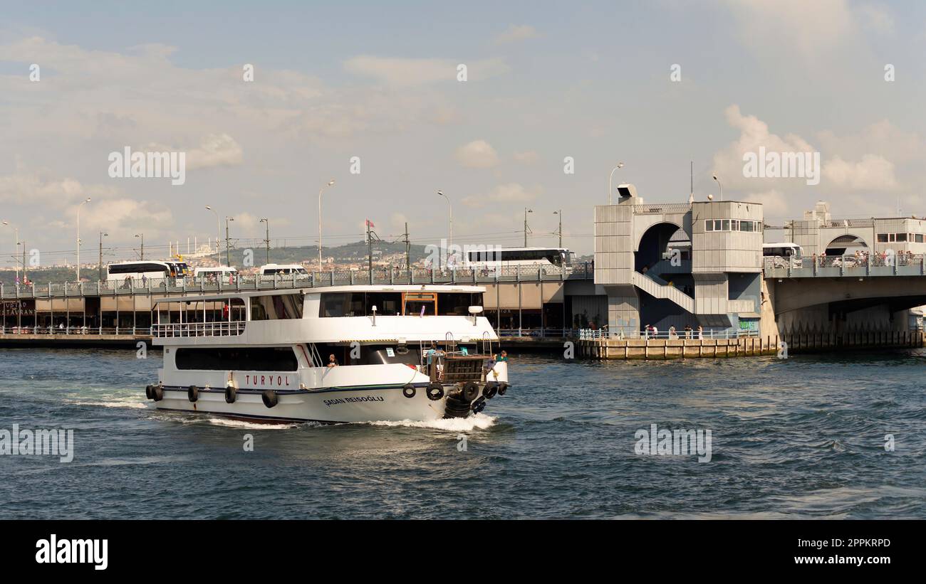 Segeln mit der Fähre auf dem Bosporus, mit Blick auf die Galata-Brücke, Istanbul, Türkei Stockfoto