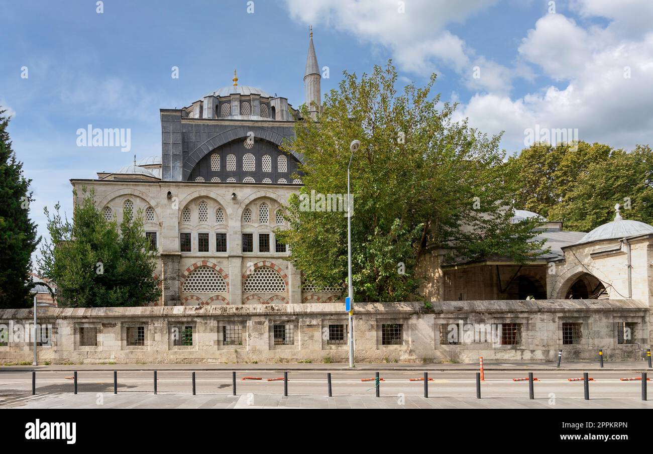 Fassade der Kilic Ali Pasha Moschee oder Kilic Ali Pasa Cami, im Tophane-Viertel von Beyoglu, Istanbul, Türkei Stockfoto