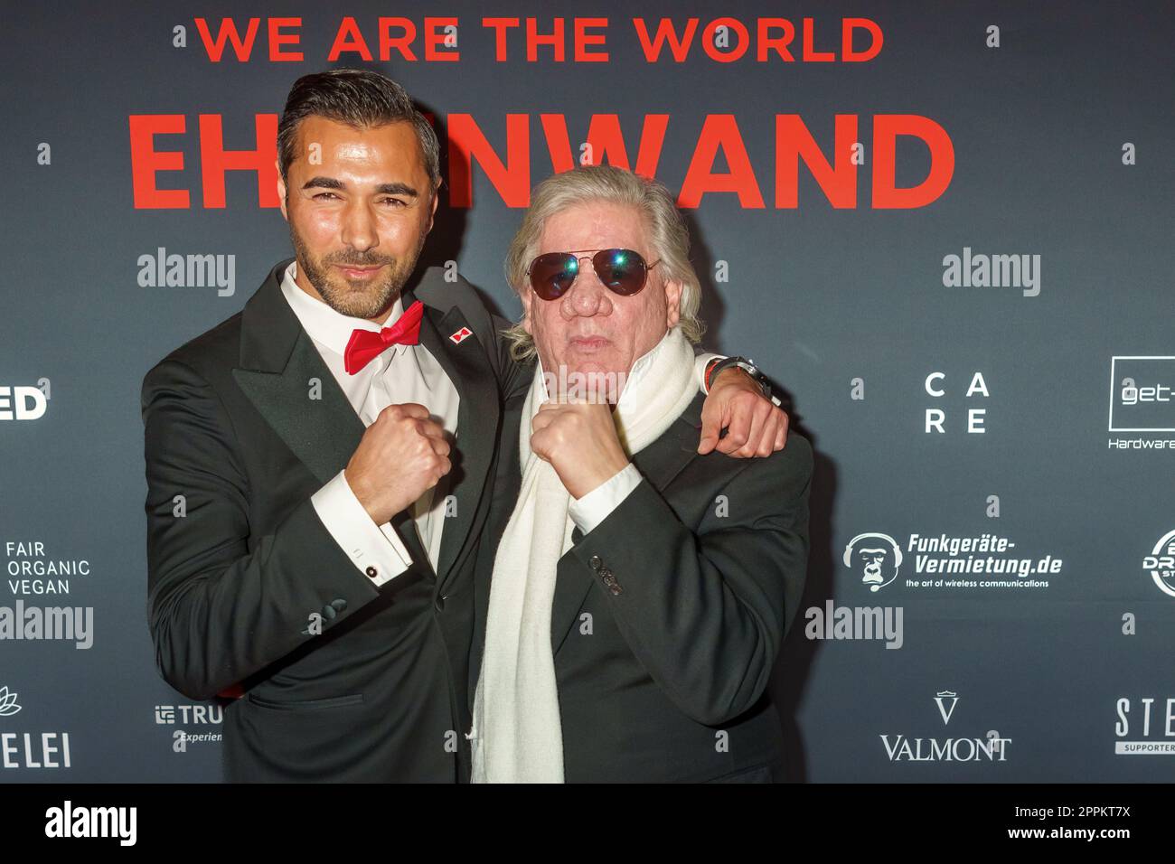 Mustafa Goektas und Claude Oliver Rudolph mit Gesellschaft auf der We are the World Gala 2023 in Berlins „THE REED“ direkt am Alexanderplatz. Stockfoto