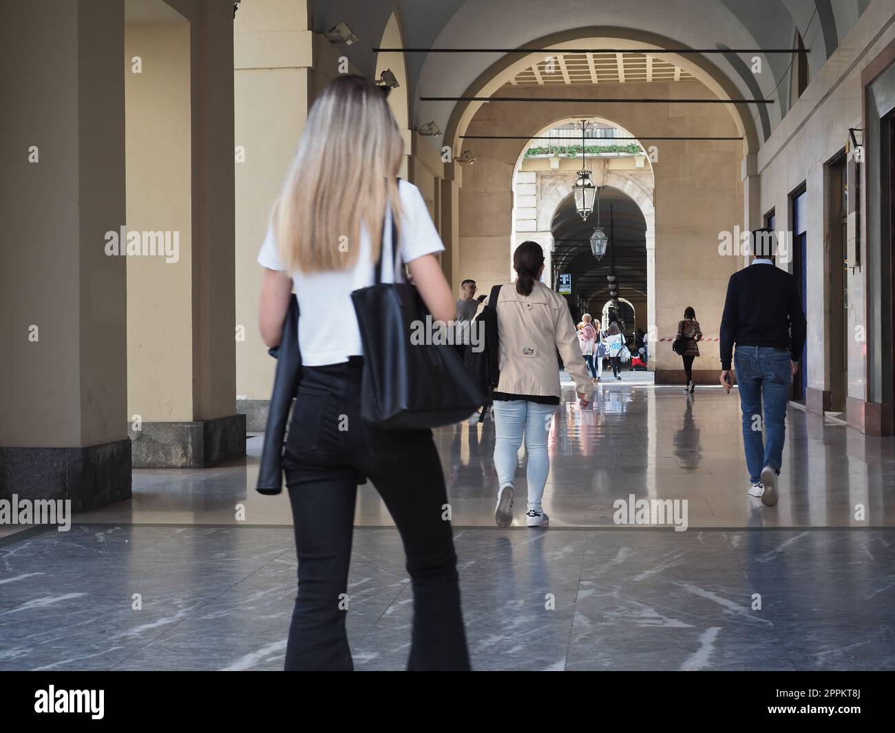 Leute unter Kolonnaden in Turin Stockfoto