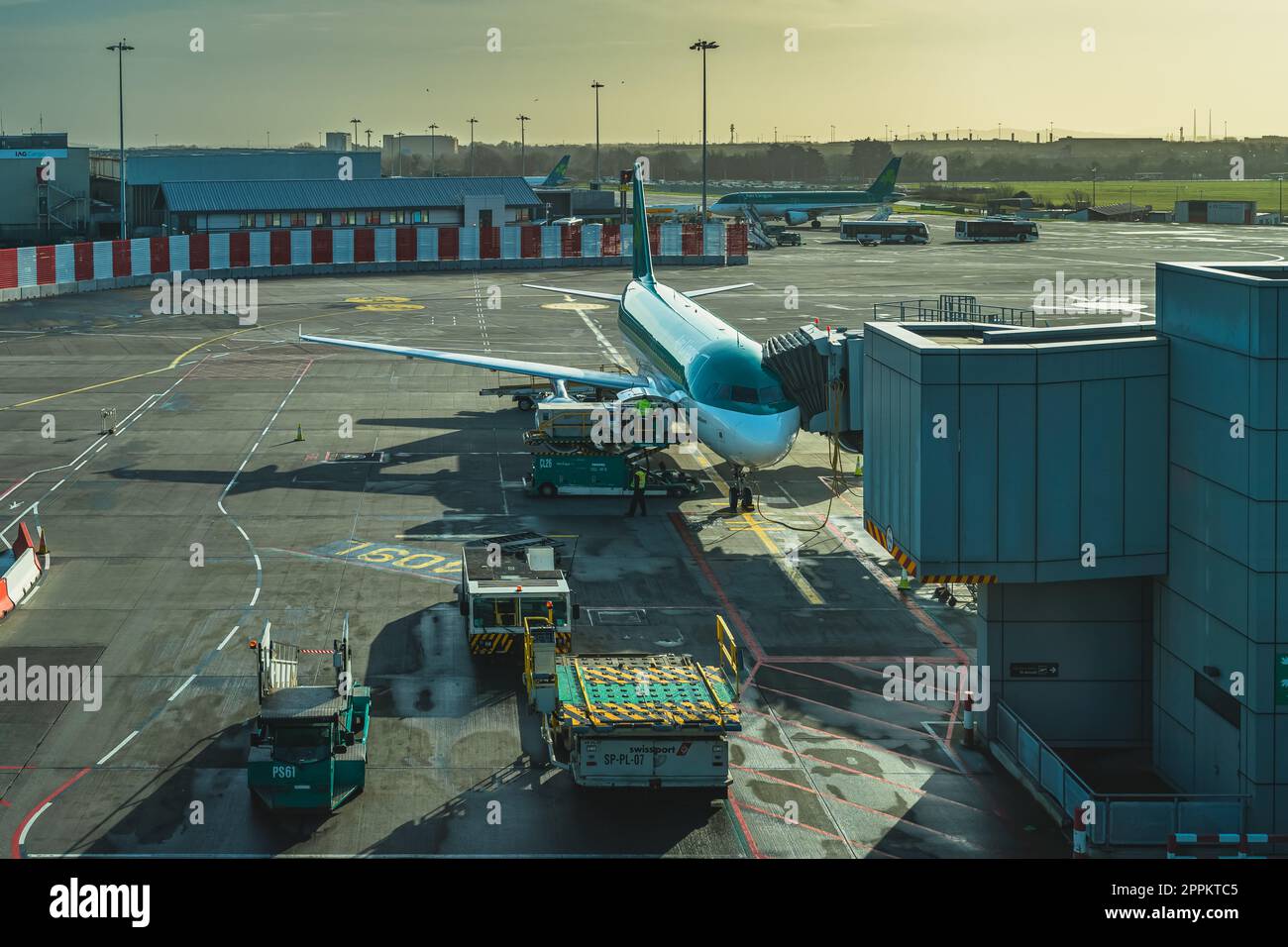 Das Flugzeug Aer Lingus Boeing parkt in einer Bucht am Flughafen Dublin Stockfoto