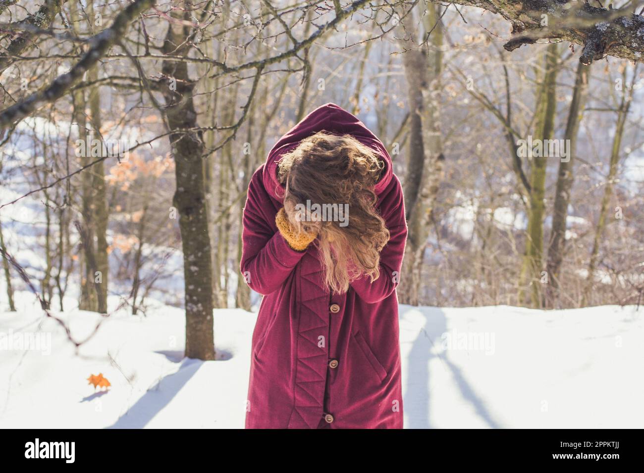 Frau im roten Mantel, malerische Fotografie Stockfoto