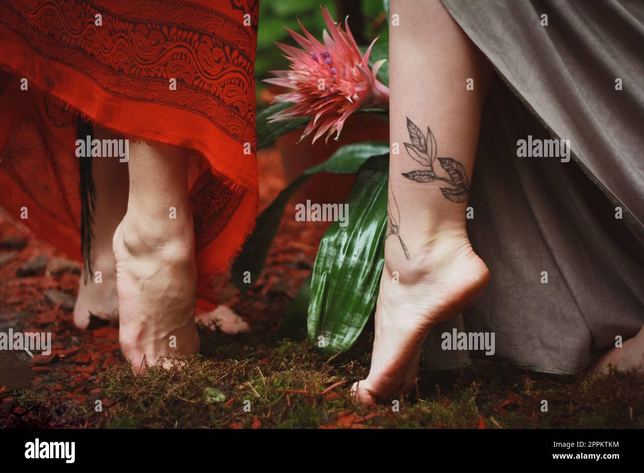 Nahaufnahme weiblicher Füße mit Tattoo-Konzeptfoto Stockfoto