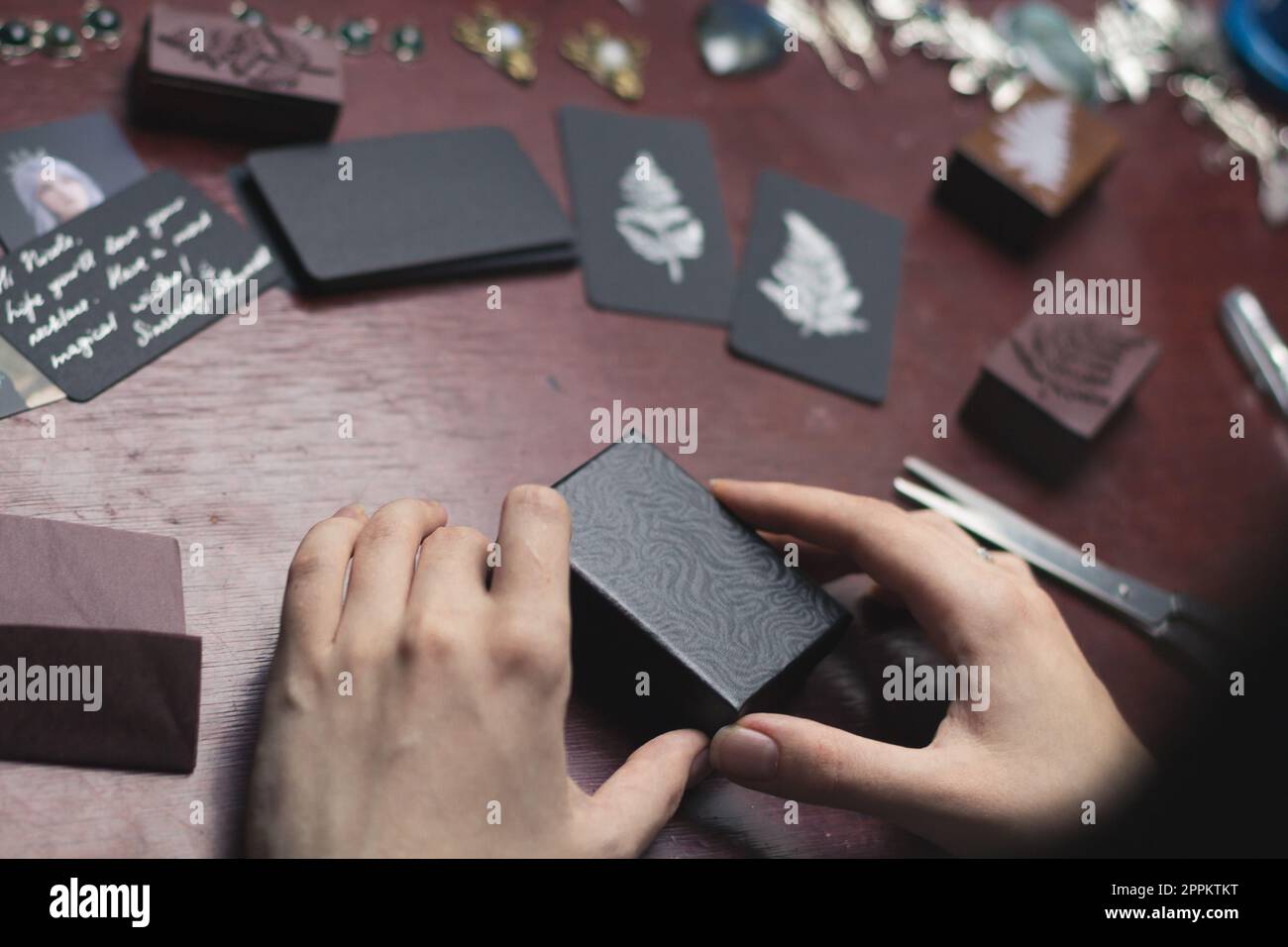 Nahaufnahme winziges schwarzes Paketfoto Stockfoto