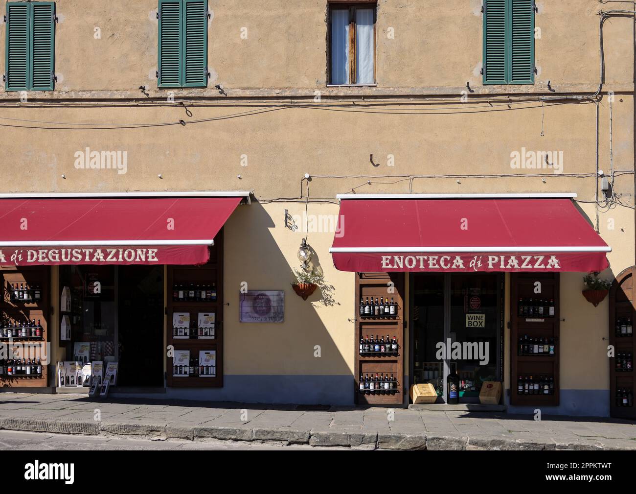 Außenansicht eines Weinladens in Montalcino, Italien Stockfoto