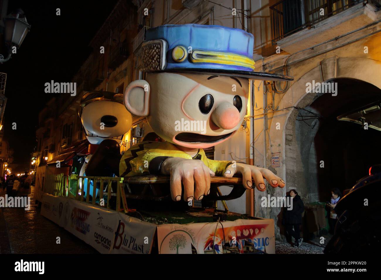 Cartoon-Figuren auf dem Karnevalswagen Stockfoto