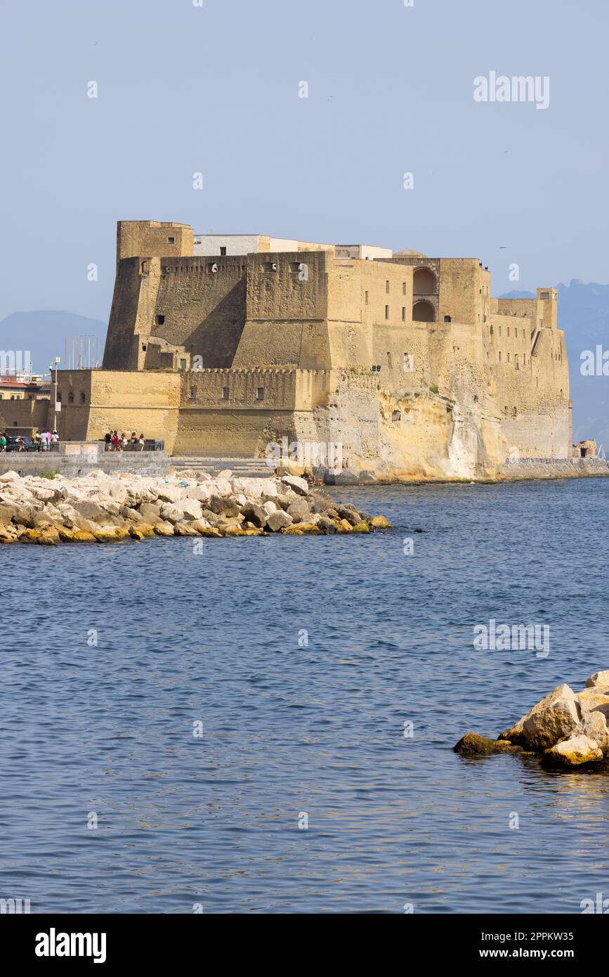 Castel dell'Ovo, mittelalterliche Burg auf einer kleinen Insel vor der Küste von Neapel, Italien Stockfoto