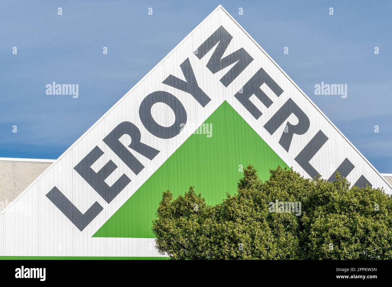 MARBELLA, SPANIEN - 11. OKTOBER 2021: Logo eines Leroy Merlin Stores in Marbella, Spanien. Leroy Merlin ist ein französischer Einzelhändler für Heimwerkerbedarf und Gartenbau, der 1923 gegründet wurde Stockfoto