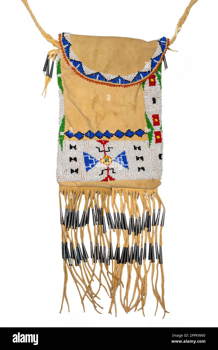 Eine Tüte nordamerikanischer Indianer. Aus Hirschleder mit bunten Glasperlen und Lederschnüren bestickt Stockfoto
