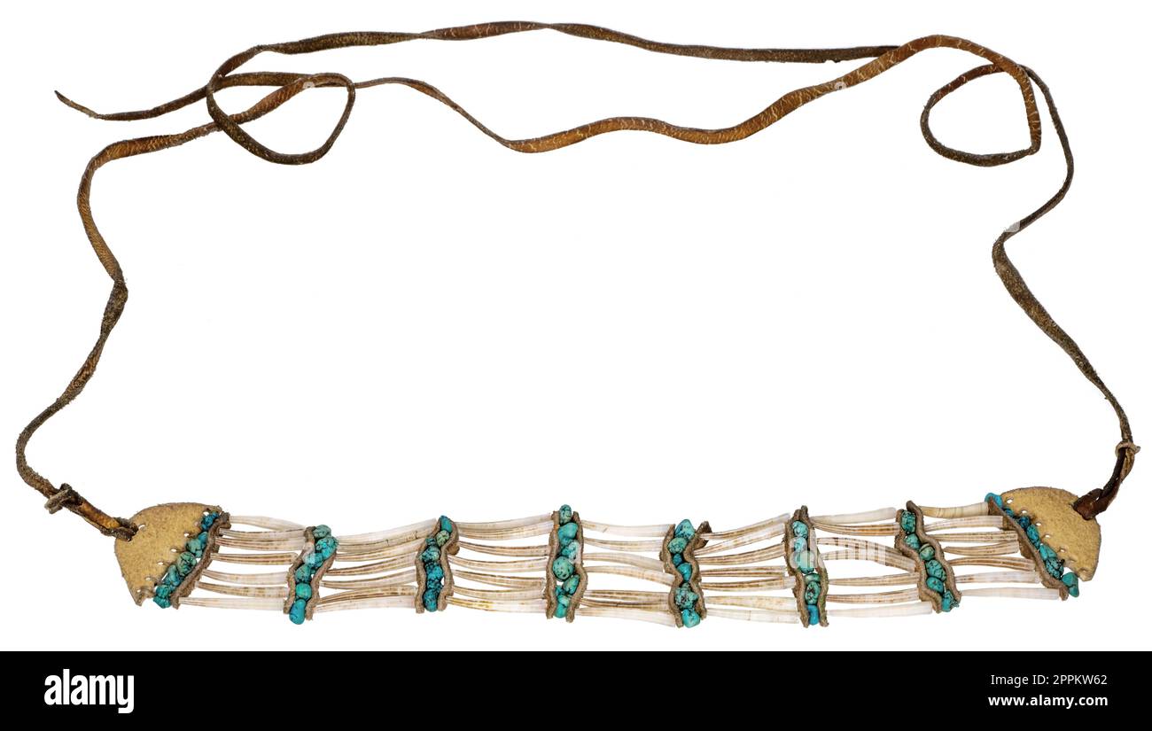 Halskette mit türkisfarbenen Perlen auf weißem Hintergrund. Stockfoto