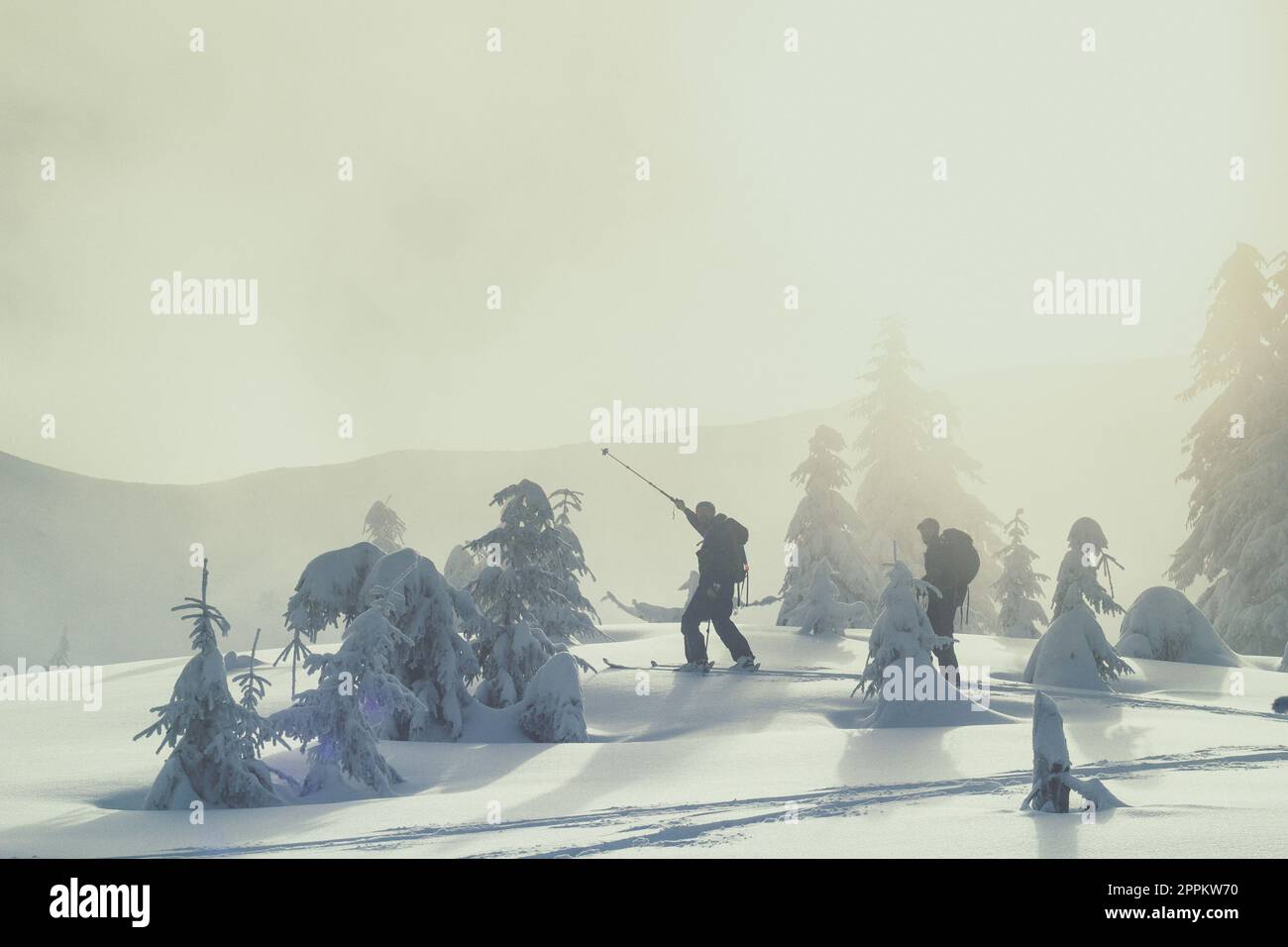 Leuchtender Morgen in Berglandschaft Foto Stockfoto